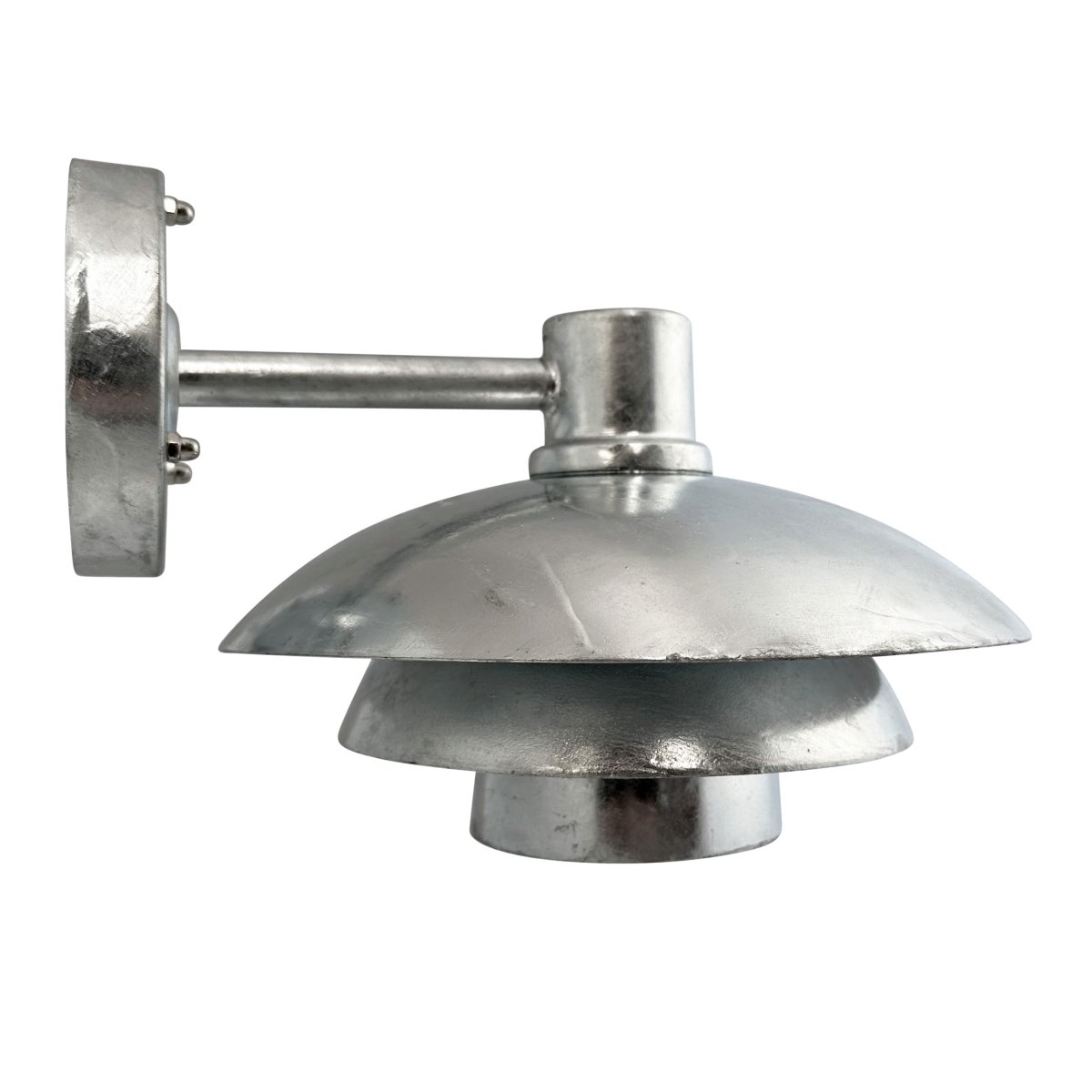Morph Galvanisé lampe d’extérieur De Dyberg Larsen - Morph est le choix parfait si vous souhaitez améliorer l'espace extérieur de votre maison avec un design danois de première classe.