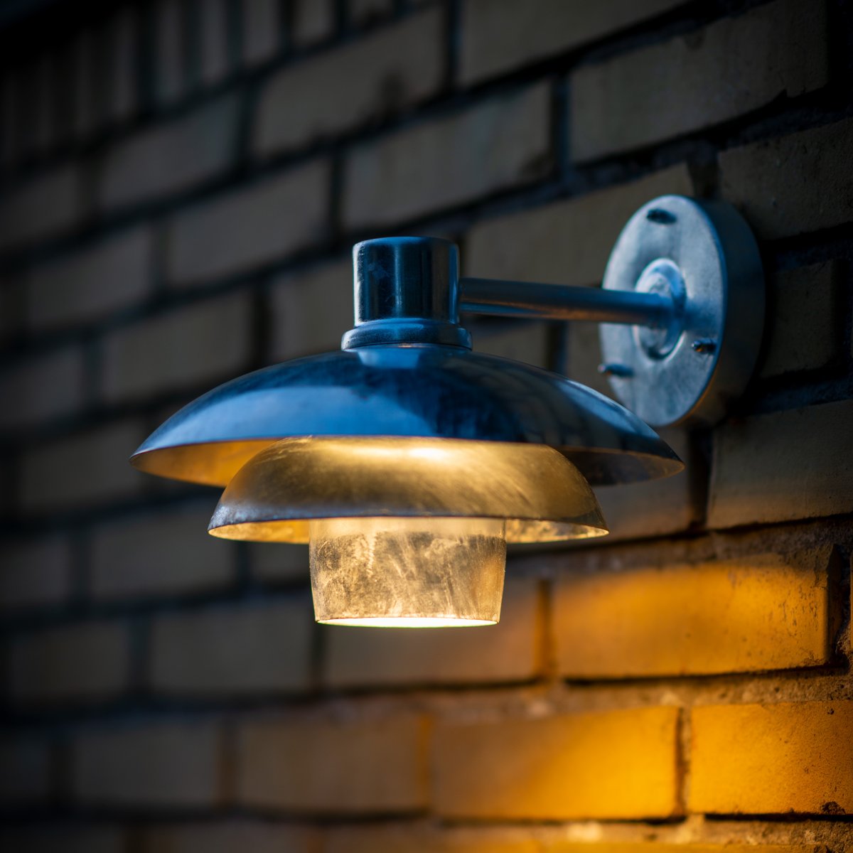 Morph Galvanisé lampe d’extérieur De Dyberg Larsen - Morph est le choix parfait si vous souhaitez améliorer l'espace extérieur de votre maison avec un design danois de première classe.