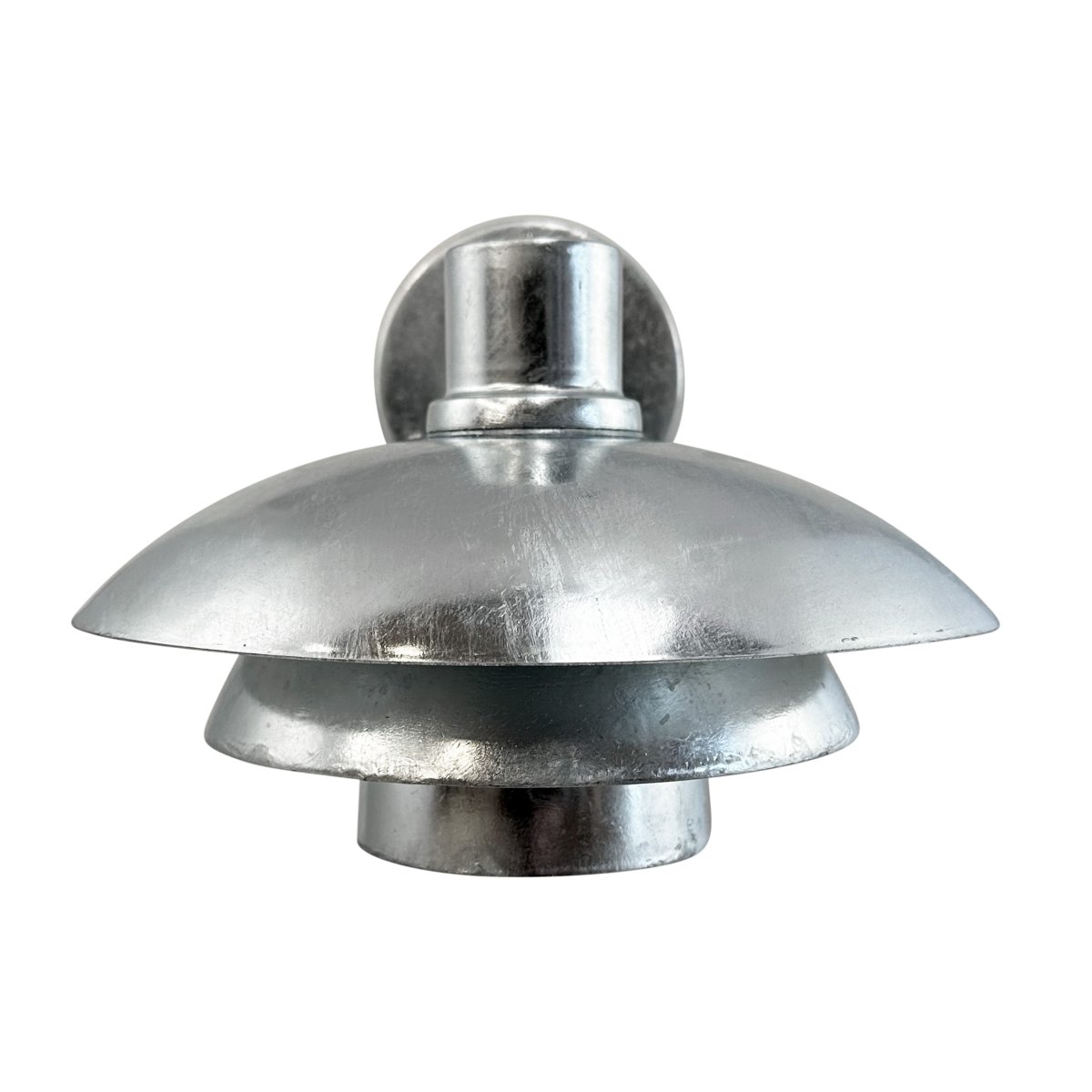 Morph Galvanisé lampe d’extérieur De Dyberg Larsen - Morph est le choix parfait si vous souhaitez améliorer l'espace extérieur de votre maison avec un design danois de première classe.