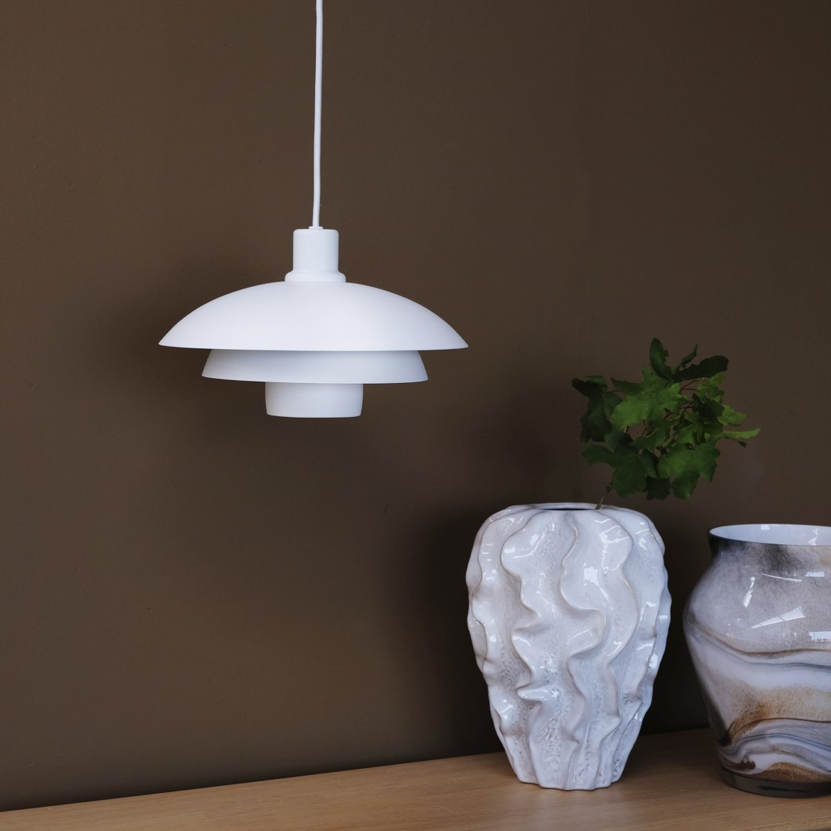 Morph Ø30 Blanc suspension De Dyberg Larsen - Morph est livré avec un câble en tissu noir de 3 mètres, offrant une flexibilité de placement et ajoutant une touche d'élégance à votre maison.