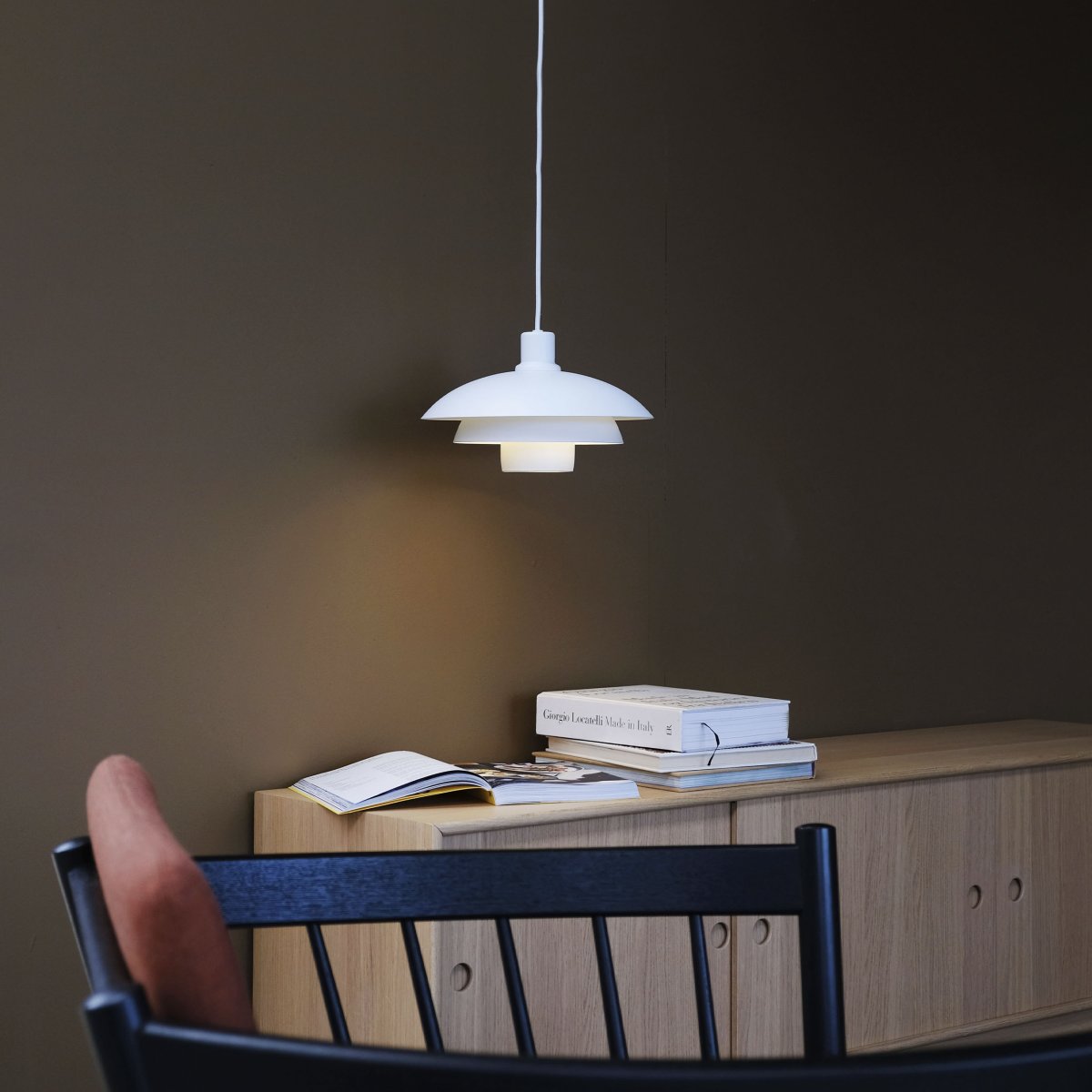 Morph Ø30 Blanc suspension De Dyberg Larsen - Morph est livré avec un câble en tissu noir de 3 mètres, offrant une flexibilité de placement et ajoutant une touche d'élégance à votre maison.