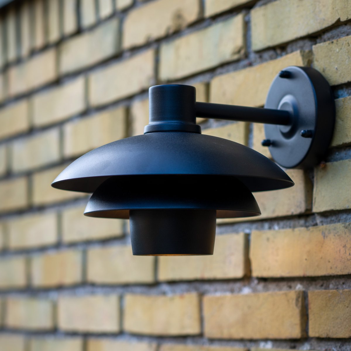 Morph Noir lampe d’extérieur De Dyberg Larsen - Morph est le choix ultime si vous souhaitez améliorer vos espaces extérieurs avec un design danois haut de gamme.