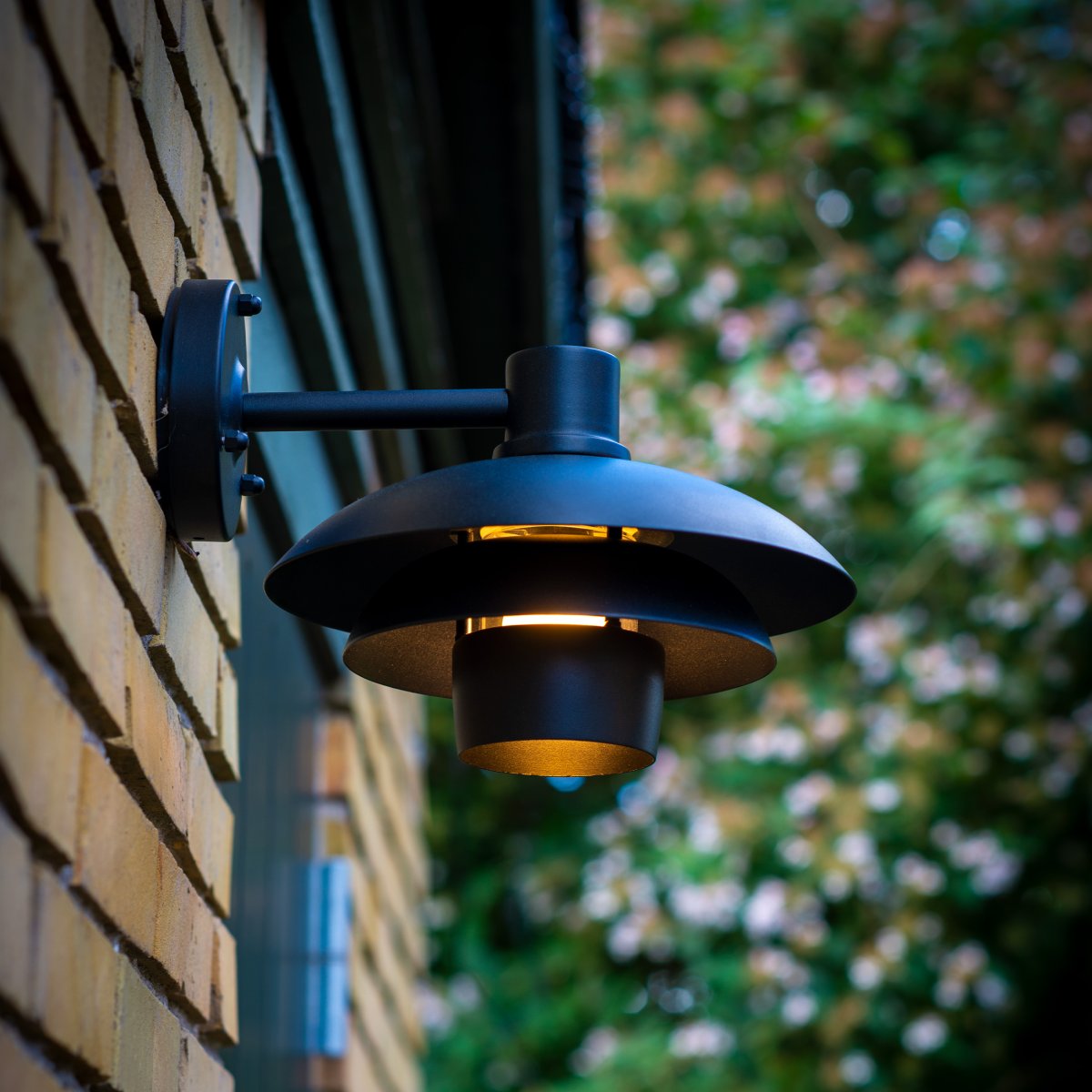 Morph Noir lampe d’extérieur De Dyberg Larsen - Morph est le choix ultime si vous souhaitez améliorer vos espaces extérieurs avec un design danois haut de gamme.