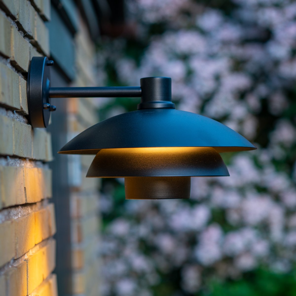 Morph Noir lampe d’extérieur De Dyberg Larsen - Morph est le choix ultime si vous souhaitez améliorer vos espaces extérieurs avec un design danois haut de gamme.