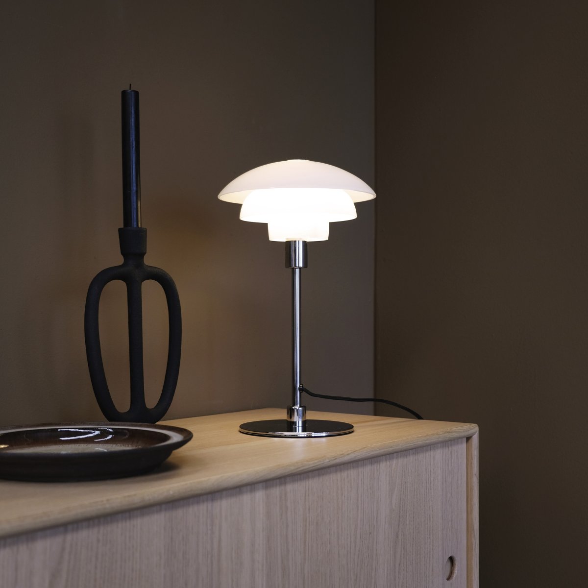 Morph 35cm Opale lampe de table De Dyberg Larsen - La lampe est livrée avec un câble en tissu de 1,6 mètre de long et l'interrupteur d'alimentation est situé sur le câble.