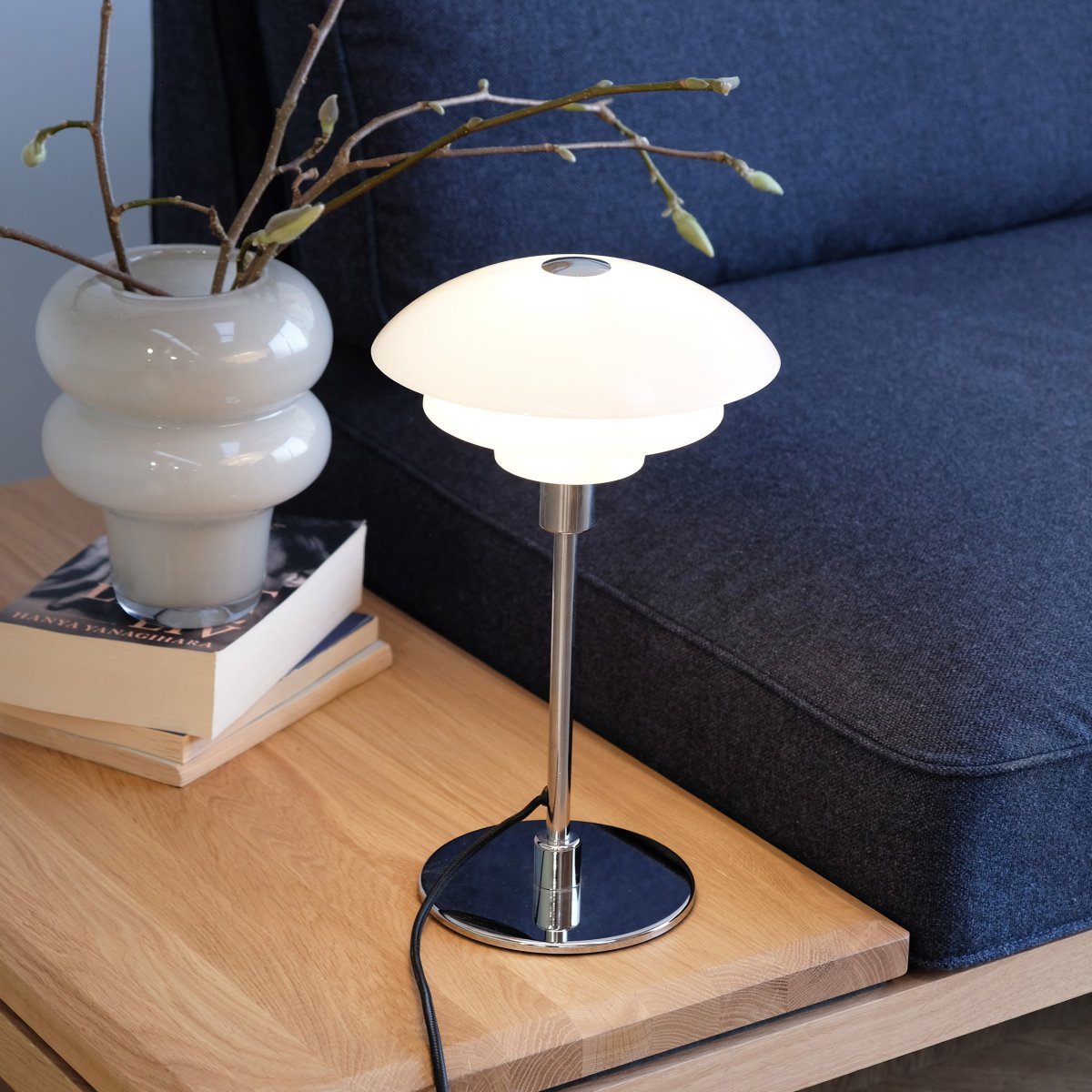 Morph 35cm Opale lampe de table De Dyberg Larsen - La lampe est livrée avec un câble en tissu de 1,6 mètre de long et l'interrupteur d'alimentation est situé sur le câble.