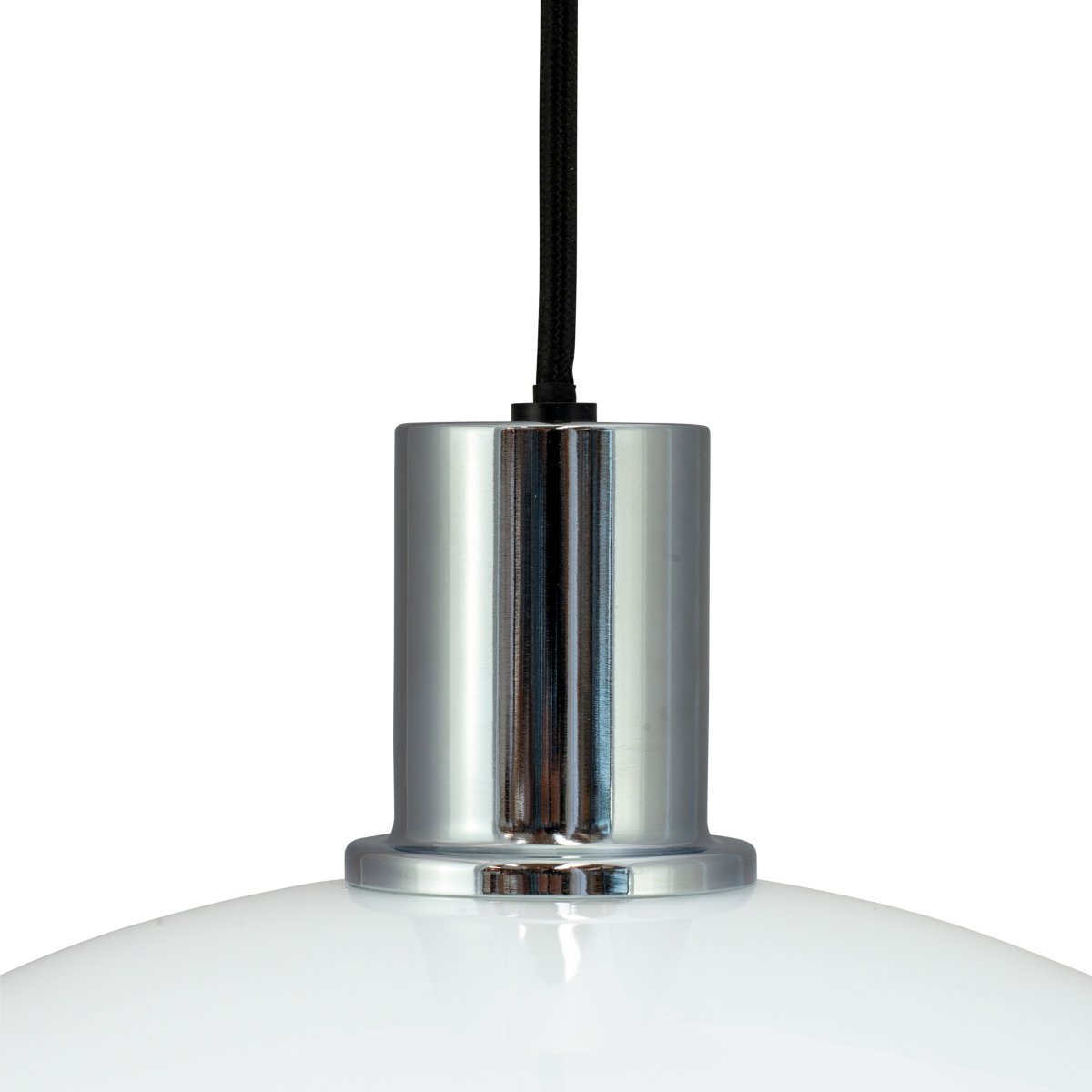 Morph Ø28 Opale suspension De Dyberg Larsen - Conçue par le célèbre designer danois Frank Kerdil, la collection d'éclairage Morph allie élégance et fonctionnalité, ce qui en fait un ajout intemporel et élégant à votre maison.