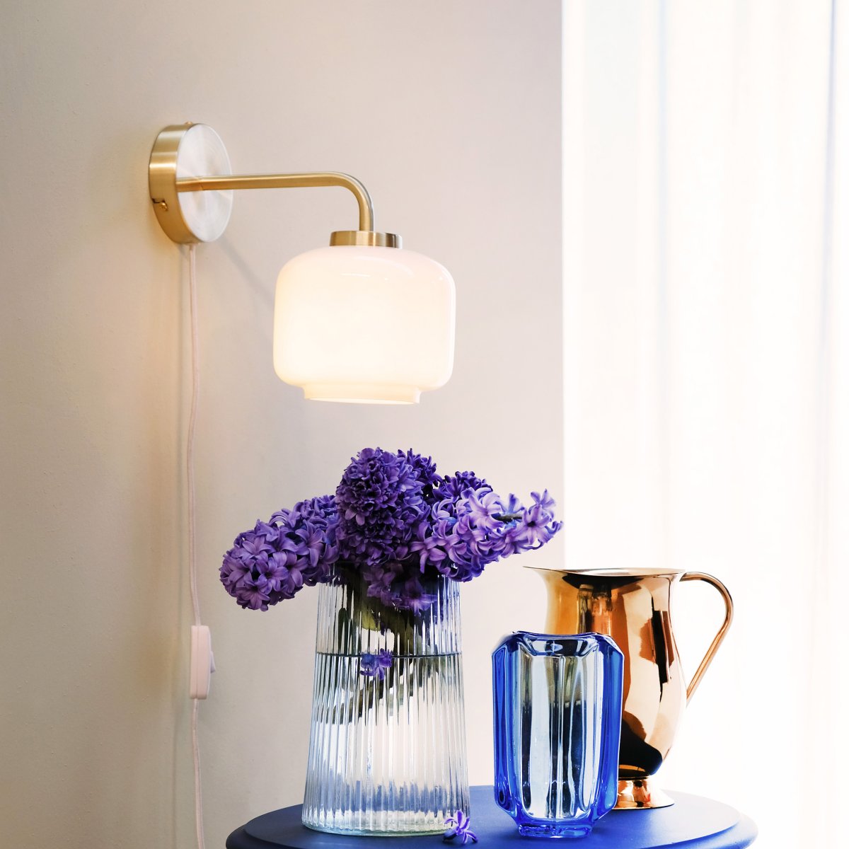 Arp Ø15 Laiton applique murale De Dyberg Larsen - Qu'elle soit placée dans le salon, la chambre ou le couloir, l'applique murale Arp est à la fois un beau détail intérieur et une solution d'éclairage fonctionnelle.