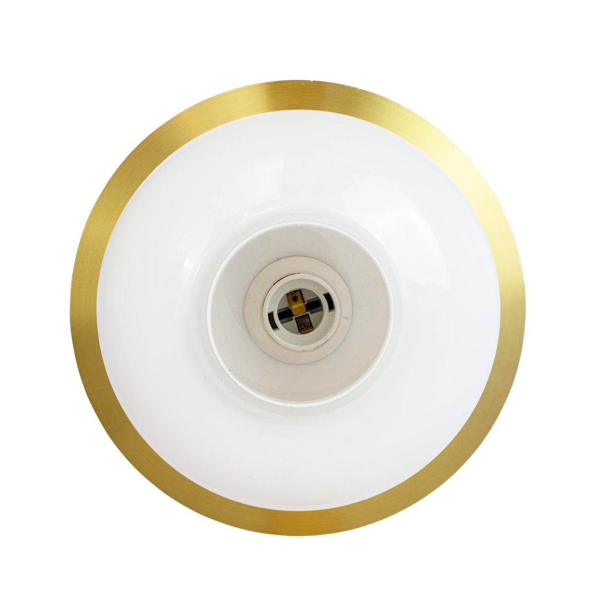 Arp Ø25 Laiton plafonnier De Dyberg Larsen - La lumi&egrave;re est plac&eacute;e pr&egrave;s du plafond et la plaque de couleur laiton cr&eacute;e une transition &eacute;l&eacute;gante entre le plafond et le verre.