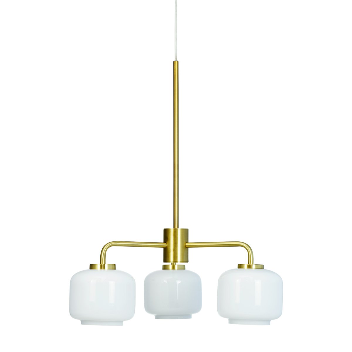 Arp Ø54 Laiton suspension De Dyberg Larsen - Avec trois abat-jour en verre opale et une suspension en laiton mat, le lustre diffuse une lumière douce et agréable.