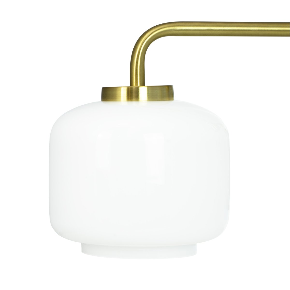 Arp Ø54 Laiton suspension De Dyberg Larsen - Avec trois abat-jour en verre opale et une suspension en laiton mat, le lustre diffuse une lumière douce et agréable.