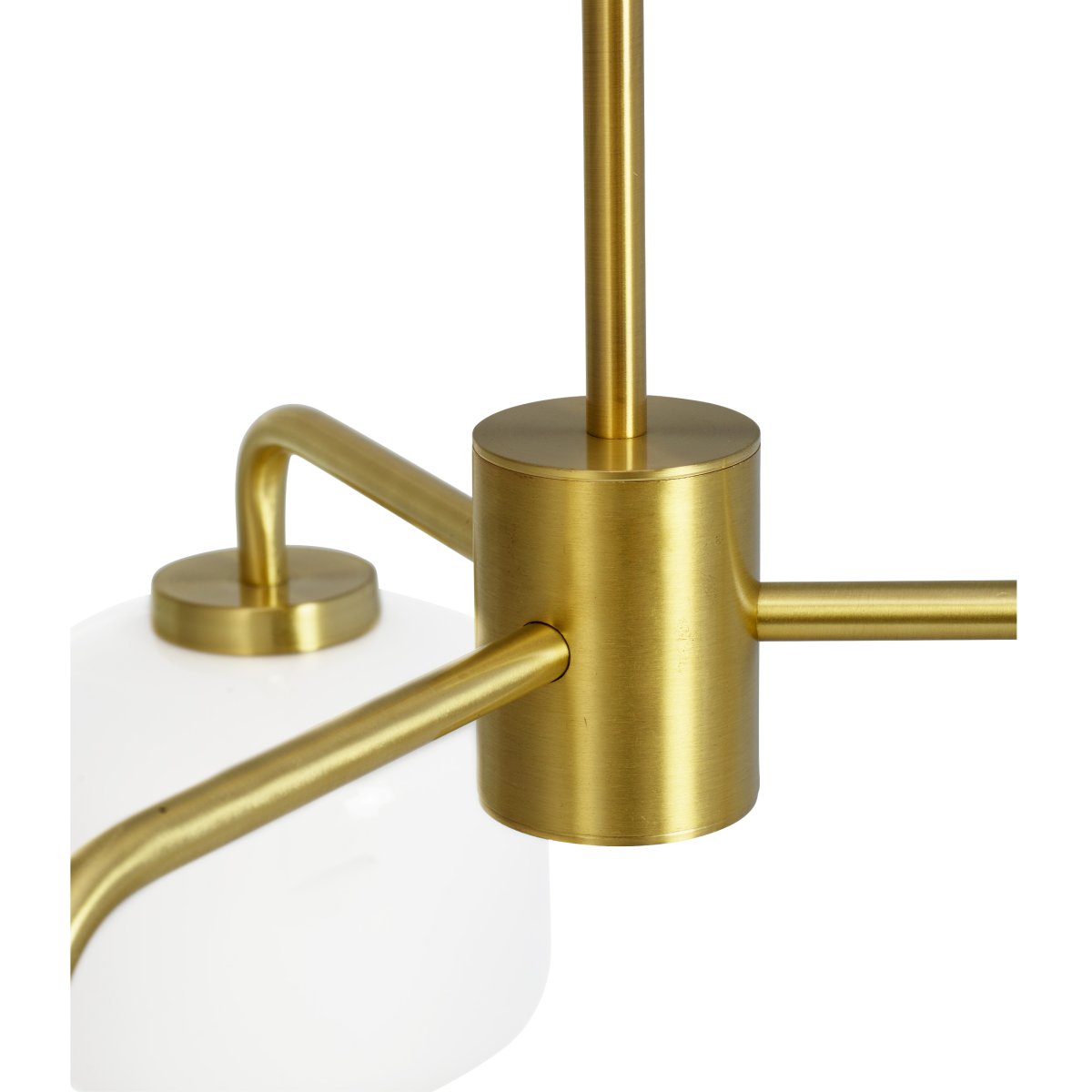 Arp Ø54 Laiton suspension De Dyberg Larsen - Avec trois abat-jour en verre opale et une suspension en laiton mat, le lustre diffuse une lumière douce et agréable.