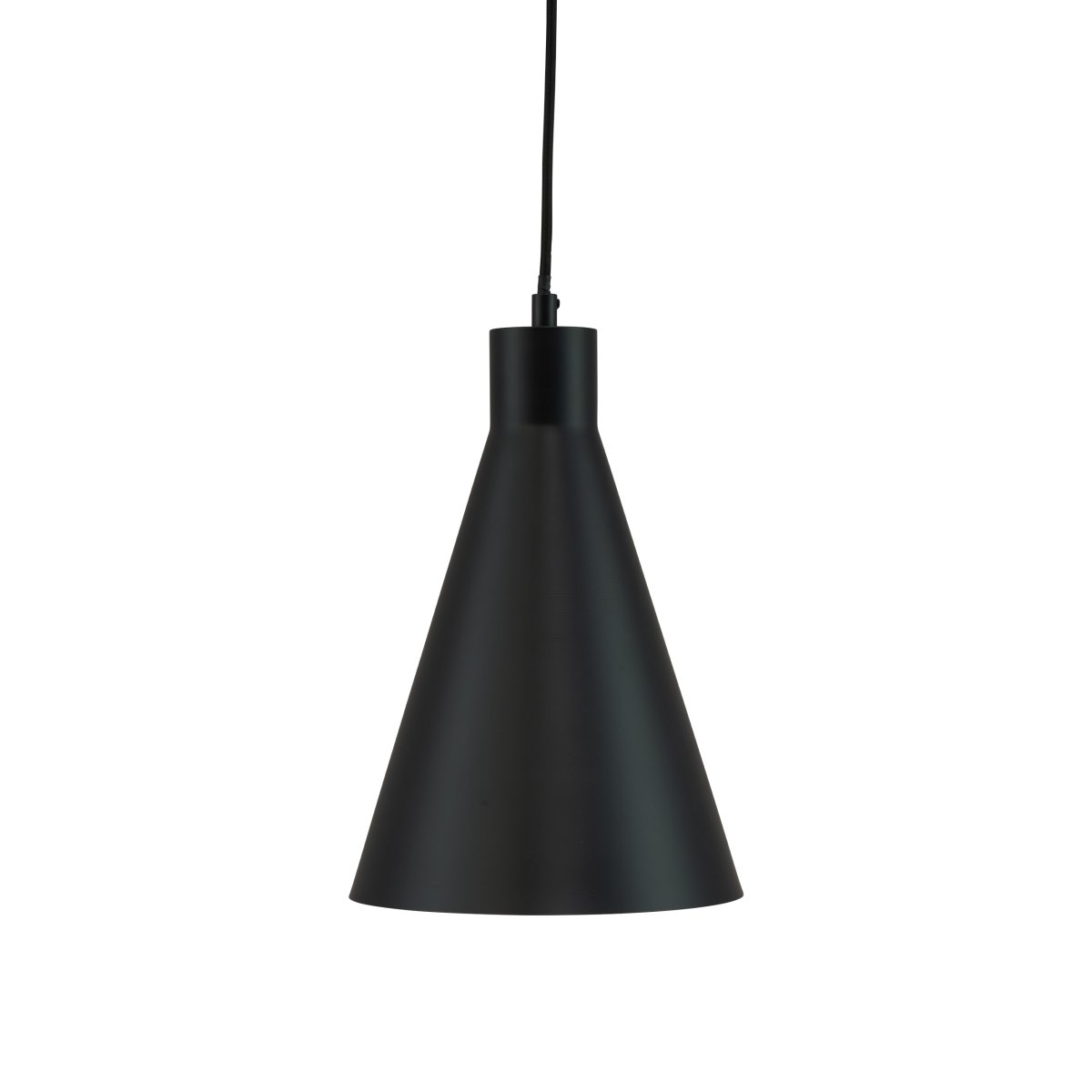 Miles Ø20 Noir suspension De Dyberg Larsen - Il fonctionne aussi bien comme source lumineuse unique ou en rangée au-dessus, par exemple, de la table de la cuisine.
