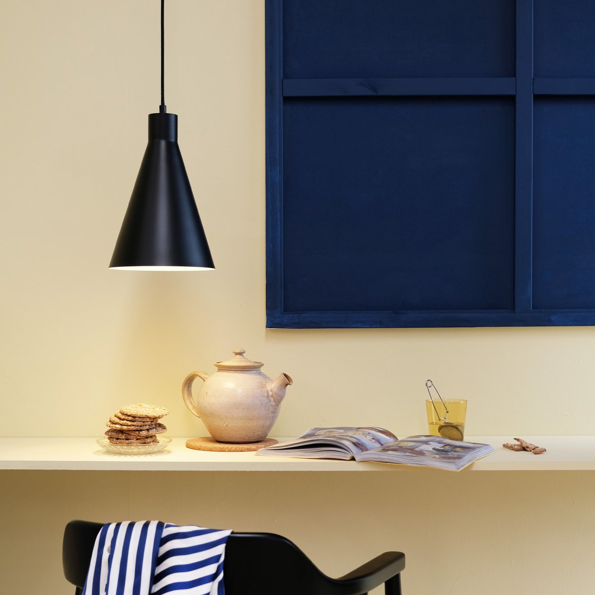 Miles Ø20 Noir suspension De Dyberg Larsen - Il fonctionne aussi bien comme source lumineuse unique ou en rangée au-dessus, par exemple, de la table de la cuisine.