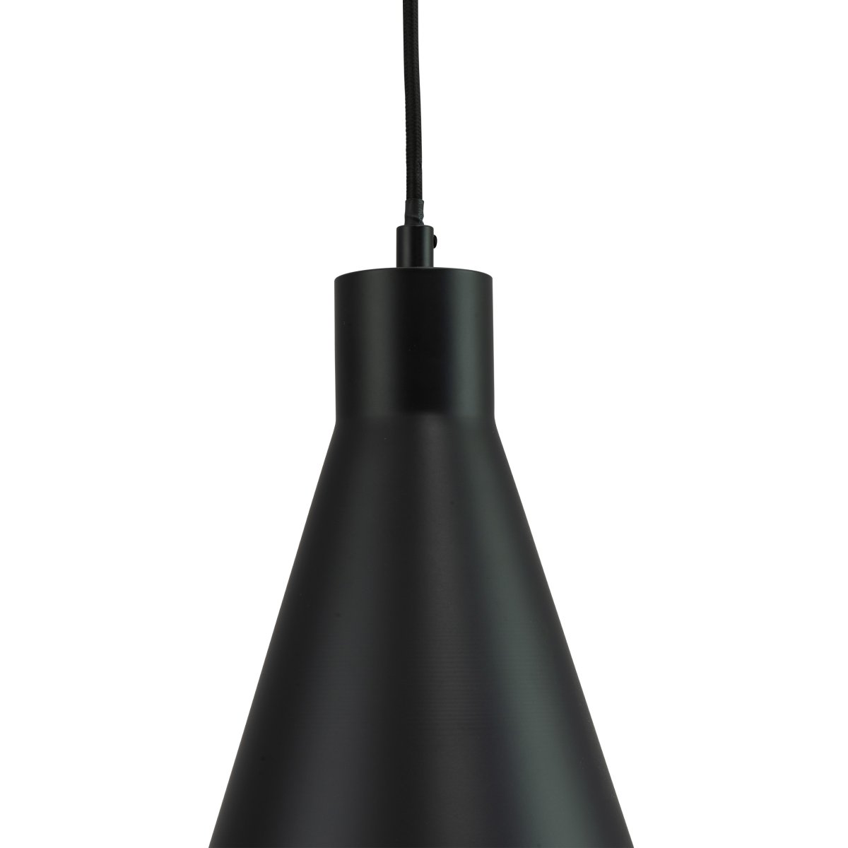 Miles Ø20 Noir suspension De Dyberg Larsen - Il fonctionne aussi bien comme source lumineuse unique ou en rangée au-dessus, par exemple, de la table de la cuisine.