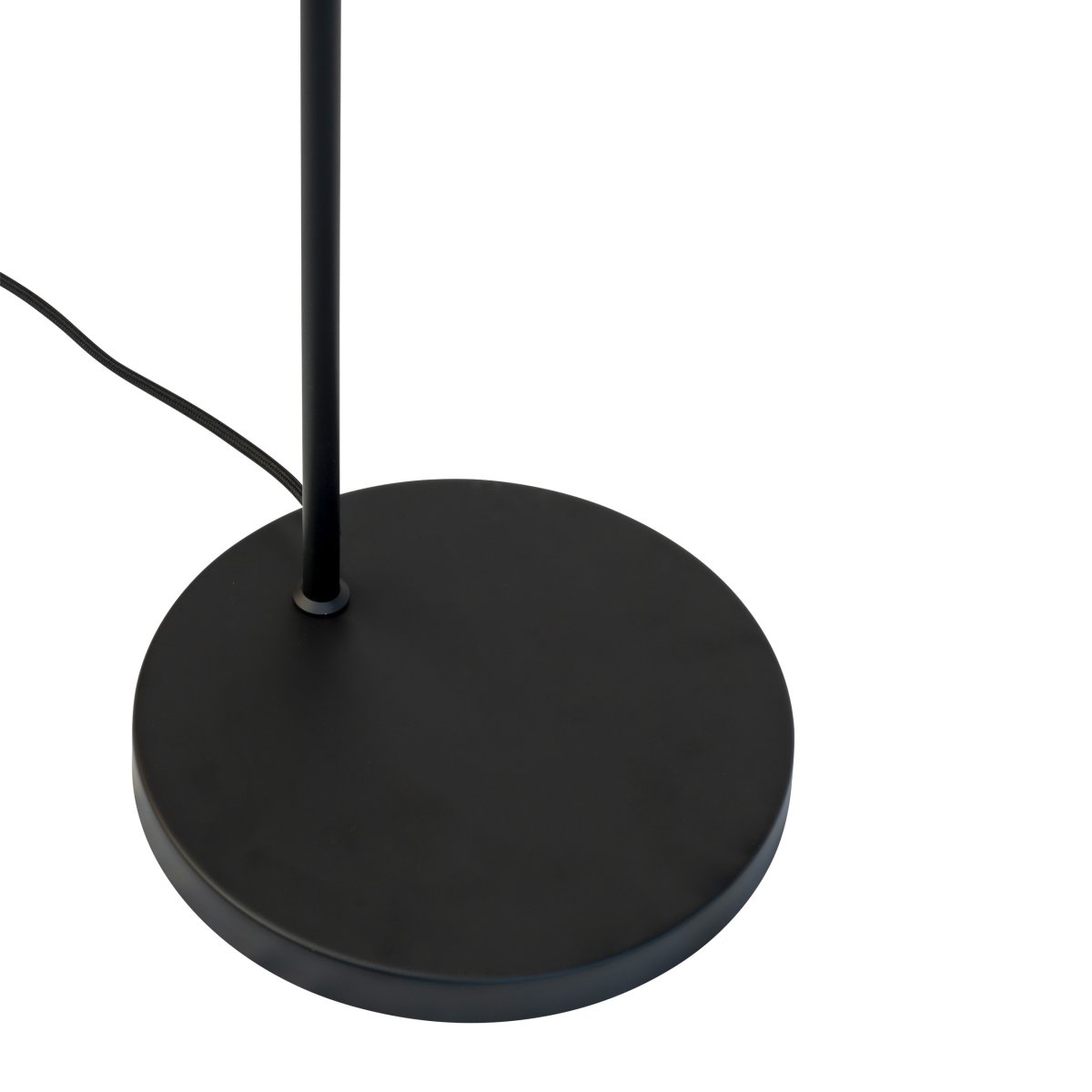 DL12 Noir lampadaire De Dyberg Larsen - Cette lampe allie un design classique &agrave; un &eacute;clairage fonctionnel, parfaite comme lampe de lecture dans le salon, pour l'&eacute;clairage de la chambre ou pour &eacute;clairer les coins sombres.