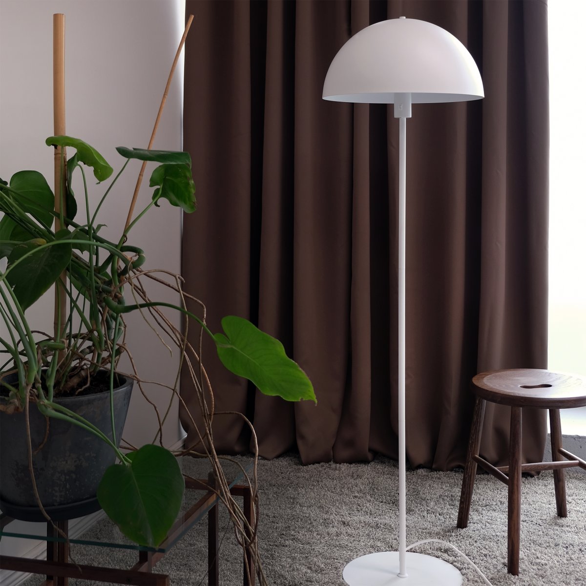 Stockholm Blanc lampadaire De Dyberg Larsen - Le lampadaire blanc de la s&eacute;rie Stockholm d'une hauteur de 140 cm est id&eacute;al pour &eacute;clairer le salon, la chambre, le bureau et bien d'autres pi&egrave;ces.