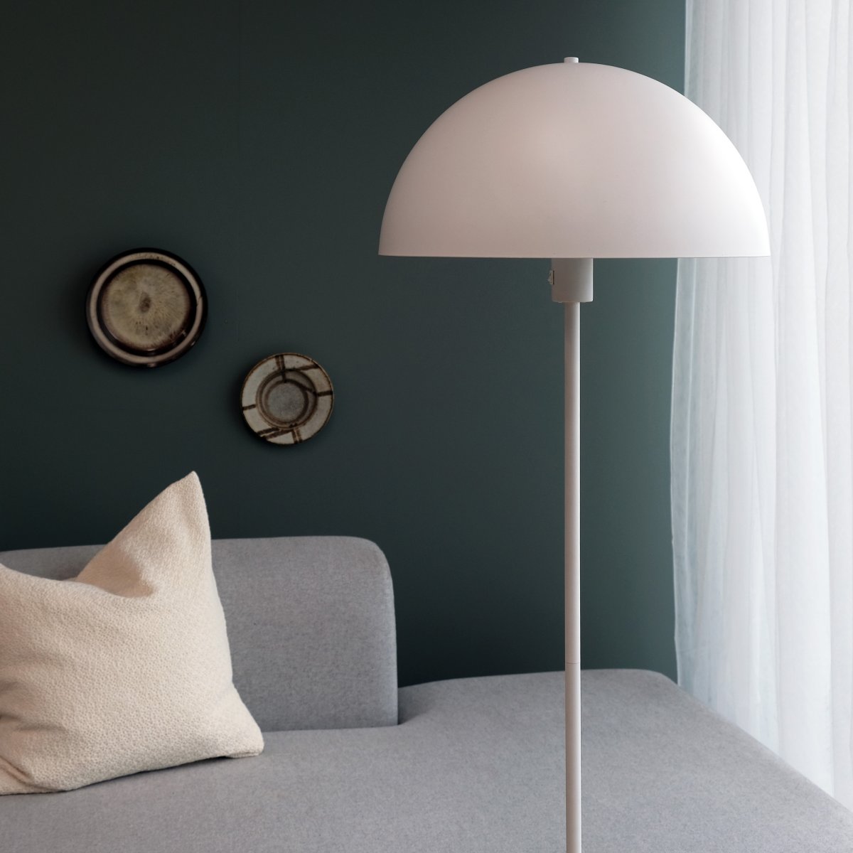 Stockholm Blanc lampadaire De Dyberg Larsen - Le lampadaire blanc de la s&eacute;rie Stockholm d'une hauteur de 140 cm est id&eacute;al pour &eacute;clairer le salon, la chambre, le bureau et bien d'autres pi&egrave;ces.
