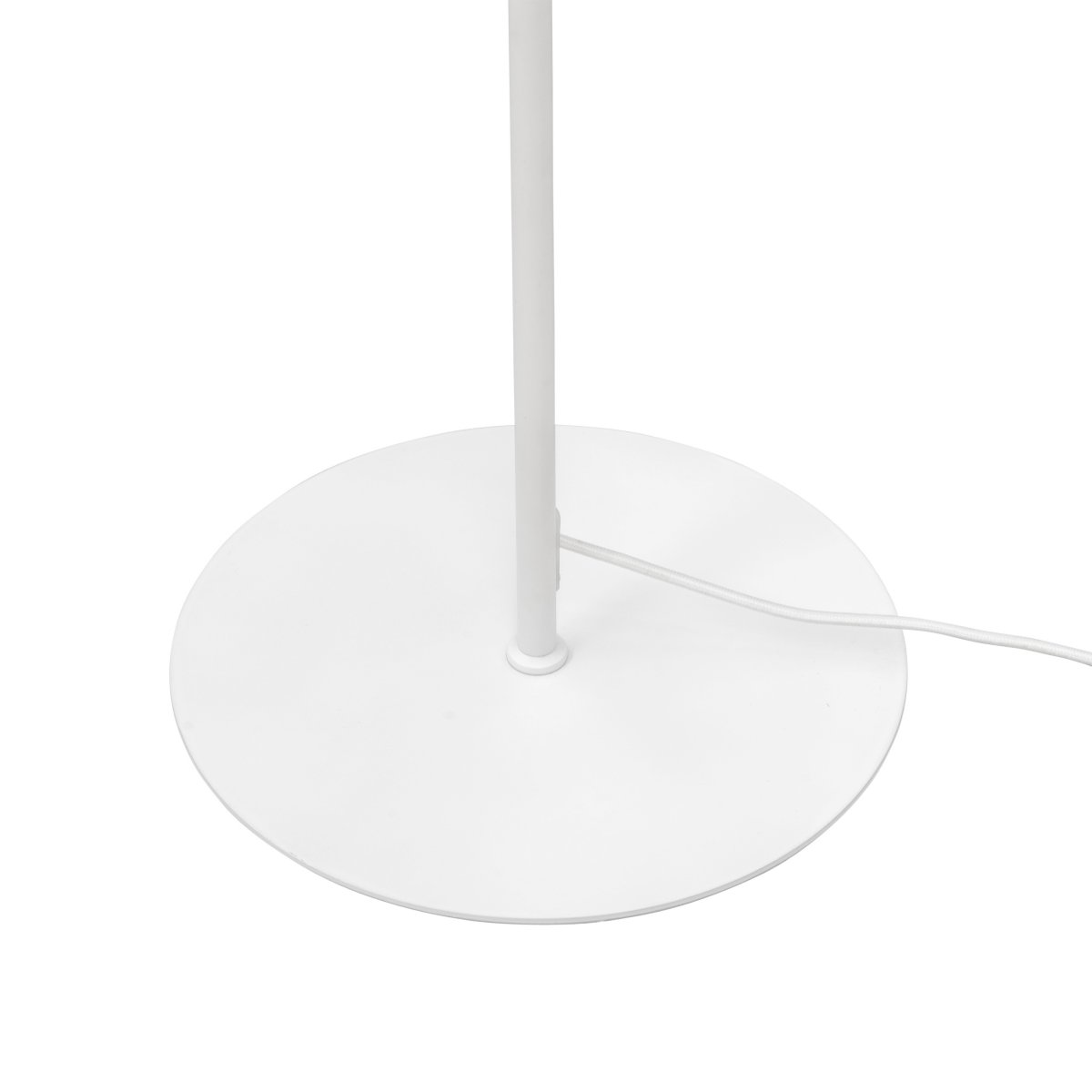 Stockholm Blanc lampadaire De Dyberg Larsen - Le lampadaire blanc de la s&eacute;rie Stockholm d'une hauteur de 140 cm est id&eacute;al pour &eacute;clairer le salon, la chambre, le bureau et bien d'autres pi&egrave;ces.