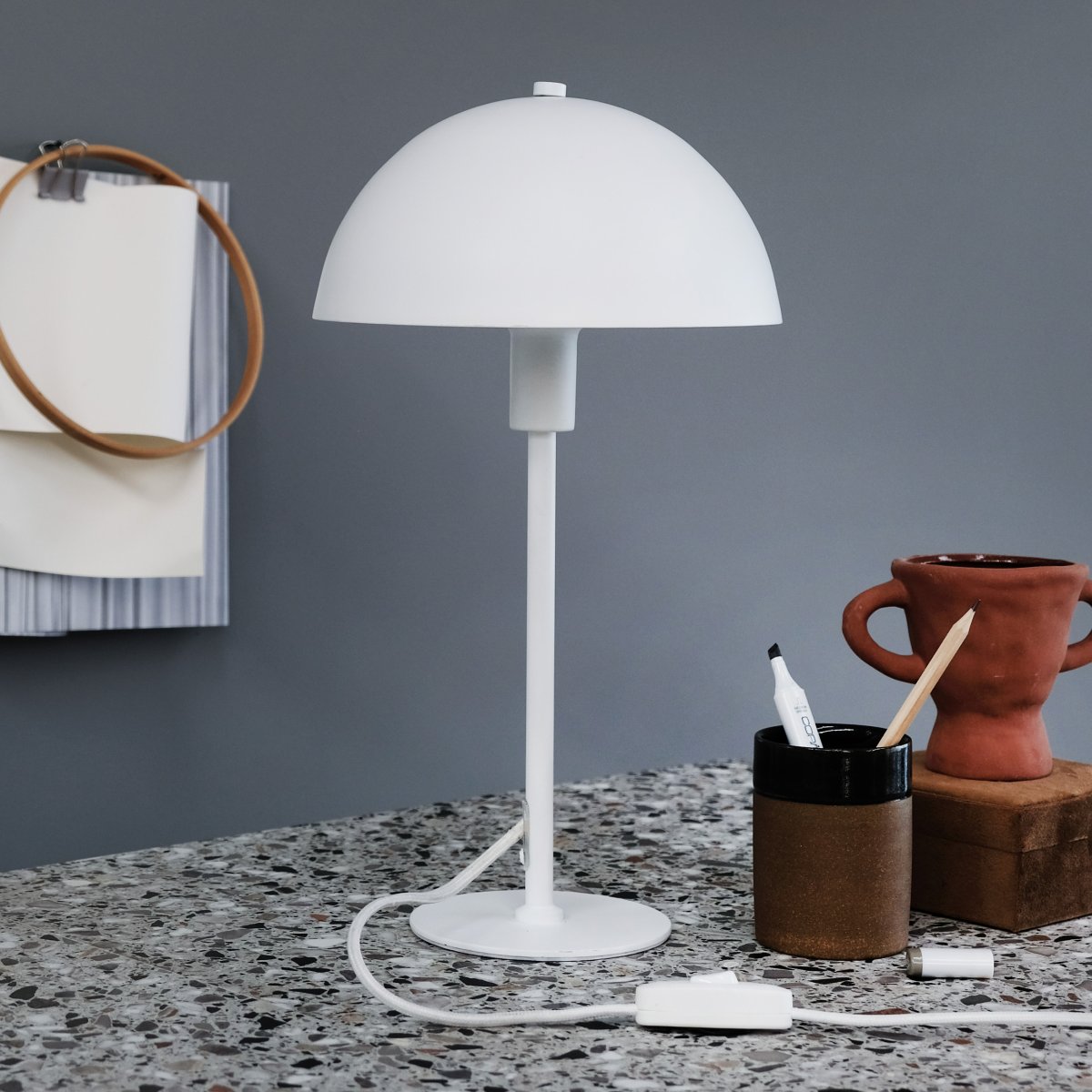 Stockholm 40cm Blanc lampe de table De Dyberg Larsen - La petite lampe de table blanche de la série Stockholm d'une hauteur de 38 cm est idéale comme source de lumière sur la bibliothèque, sur une étagère étroite, le rebord de la fenêtre, la table de chevet et bien d'autres endroits.