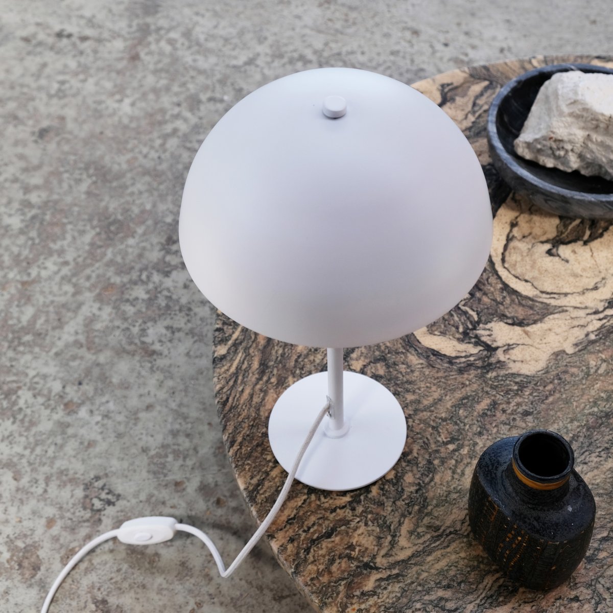 Stockholm 40cm Blanc lampe de table De Dyberg Larsen - La petite lampe de table blanche de la série Stockholm d'une hauteur de 38 cm est idéale comme source de lumière sur la bibliothèque, sur une étagère étroite, le rebord de la fenêtre, la table de chevet et bien d'autres endroits.