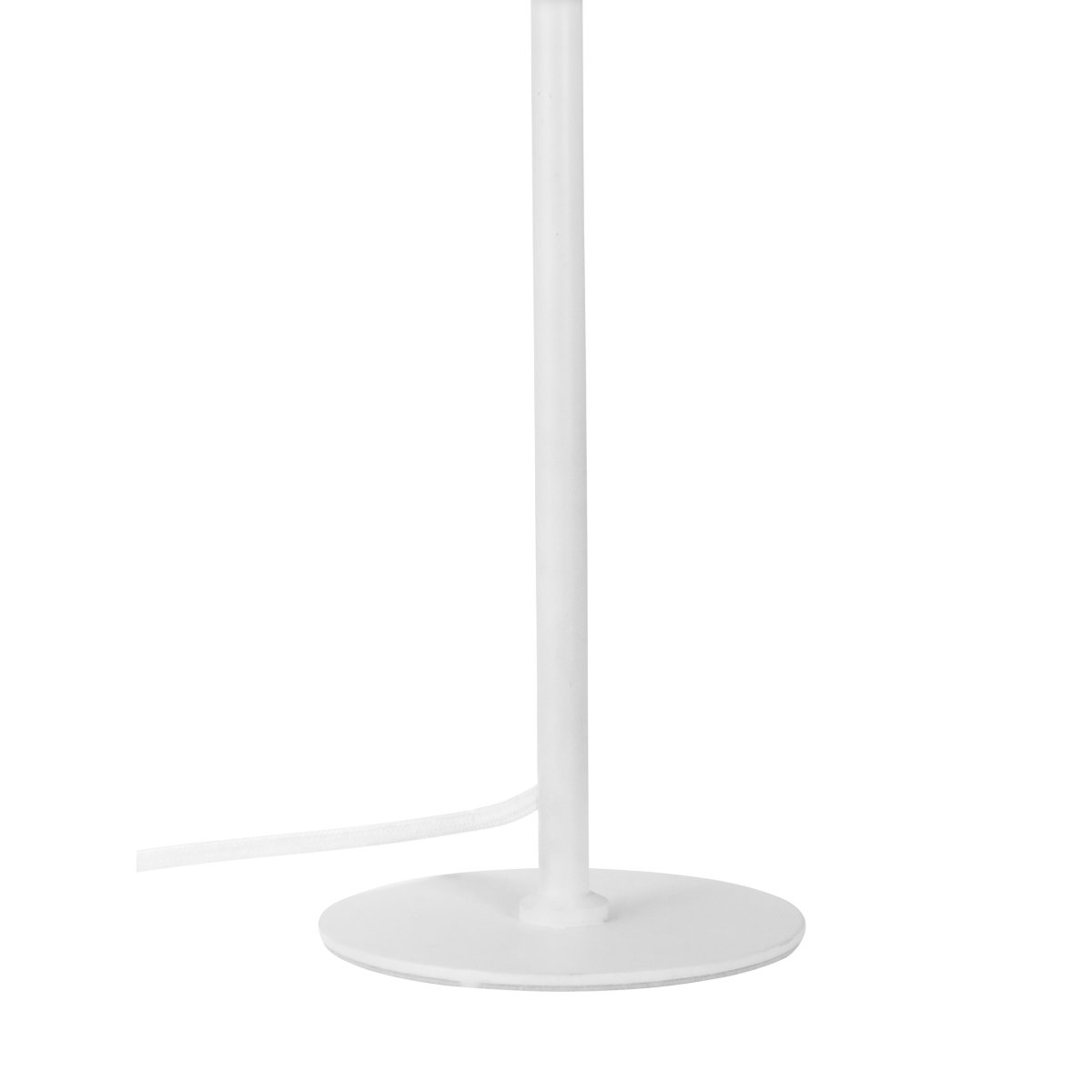 Stockholm 40cm Blanc lampe de table De Dyberg Larsen - La petite lampe de table blanche de la série Stockholm d'une hauteur de 38 cm est idéale comme source de lumière sur la bibliothèque, sur une étagère étroite, le rebord de la fenêtre, la table de chevet et bien d'autres endroits.