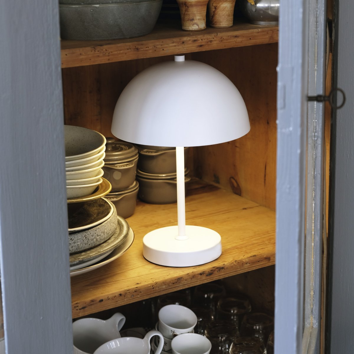 Stockholm 30cm Blanc portable De Dyberg Larsen - La lampe de table LED Stockholm blanche est une lampe rechargeable avec trois niveaux de luminosit&eacute; (100 %, 50 % et 25 %), id&eacute;ale pour une utilisation int&eacute;rieure et ext&eacute;rieure occasionnelle.