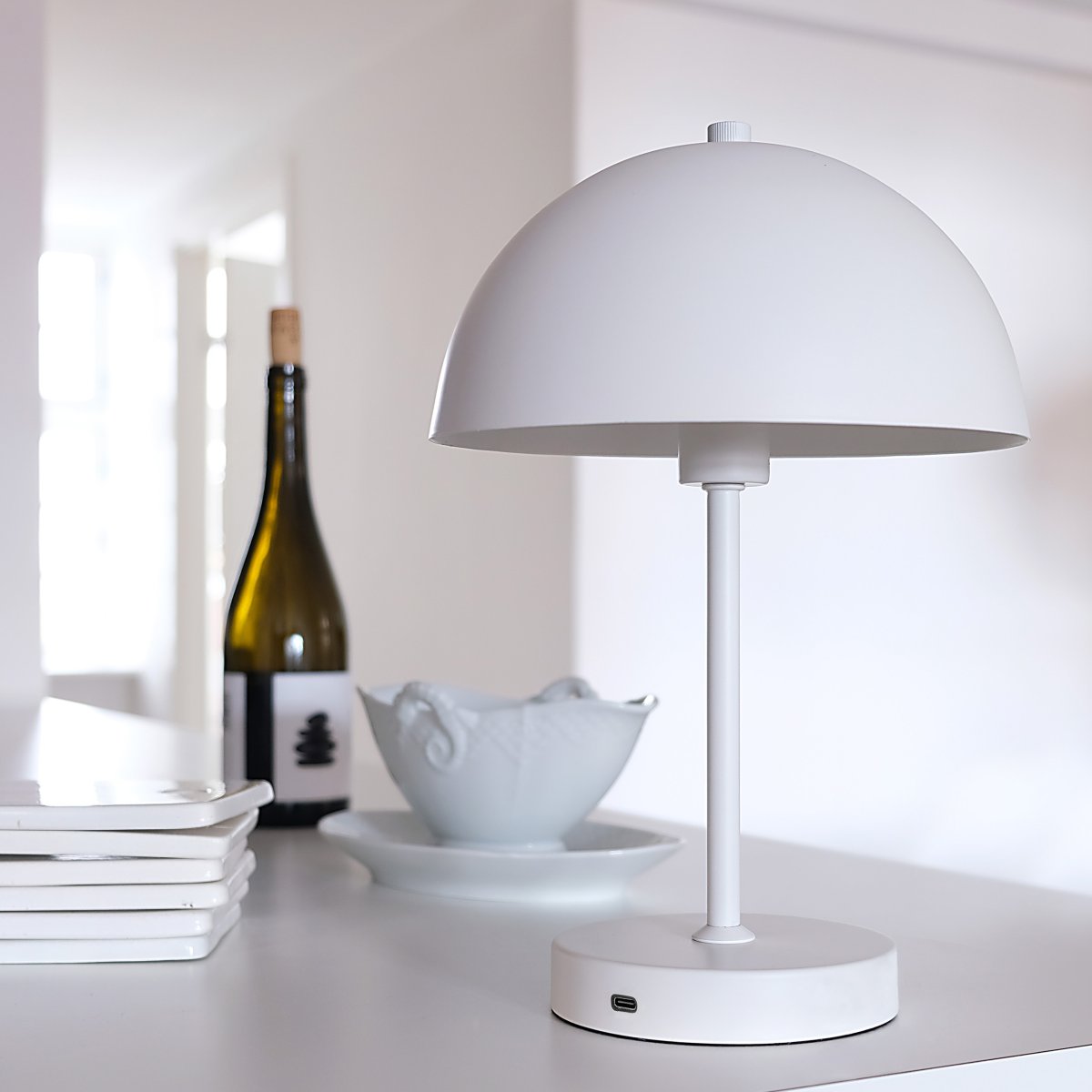 Stockholm 30cm Blanc portable De Dyberg Larsen - La lampe de table LED Stockholm blanche est une lampe rechargeable avec trois niveaux de luminosit&eacute; (100 %, 50 % et 25 %), id&eacute;ale pour une utilisation int&eacute;rieure et ext&eacute;rieure occasionnelle.