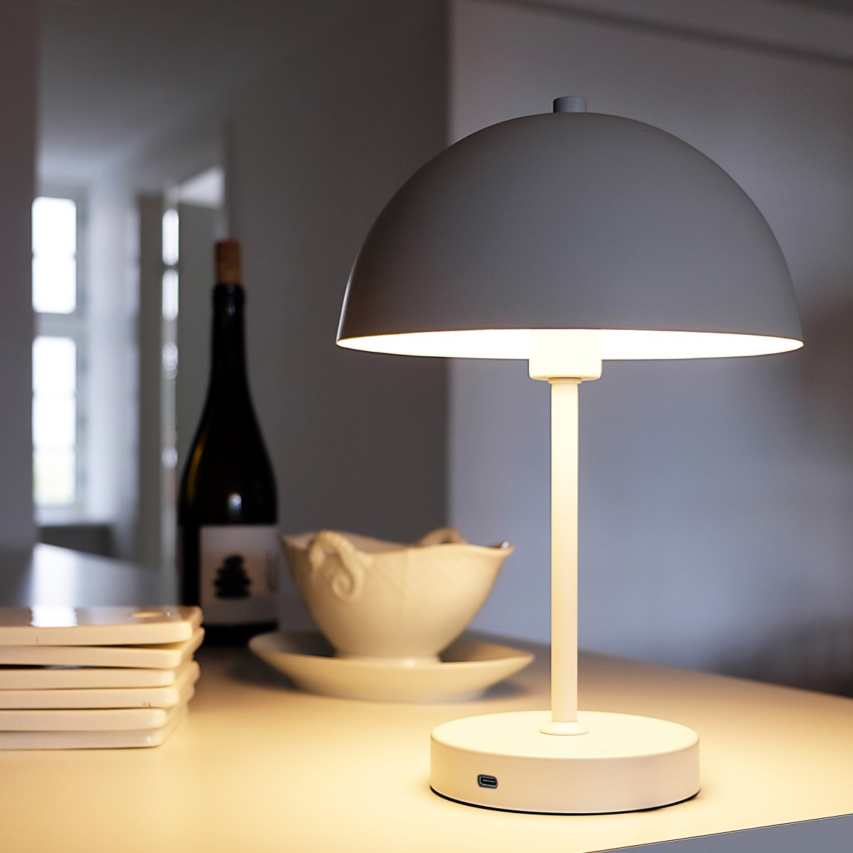 Stockholm 30cm Blanc portable De Dyberg Larsen - La lampe de table LED Stockholm blanche est une lampe rechargeable avec trois niveaux de luminosit&eacute; (100 %, 50 % et 25 %), id&eacute;ale pour une utilisation int&eacute;rieure et ext&eacute;rieure occasionnelle.