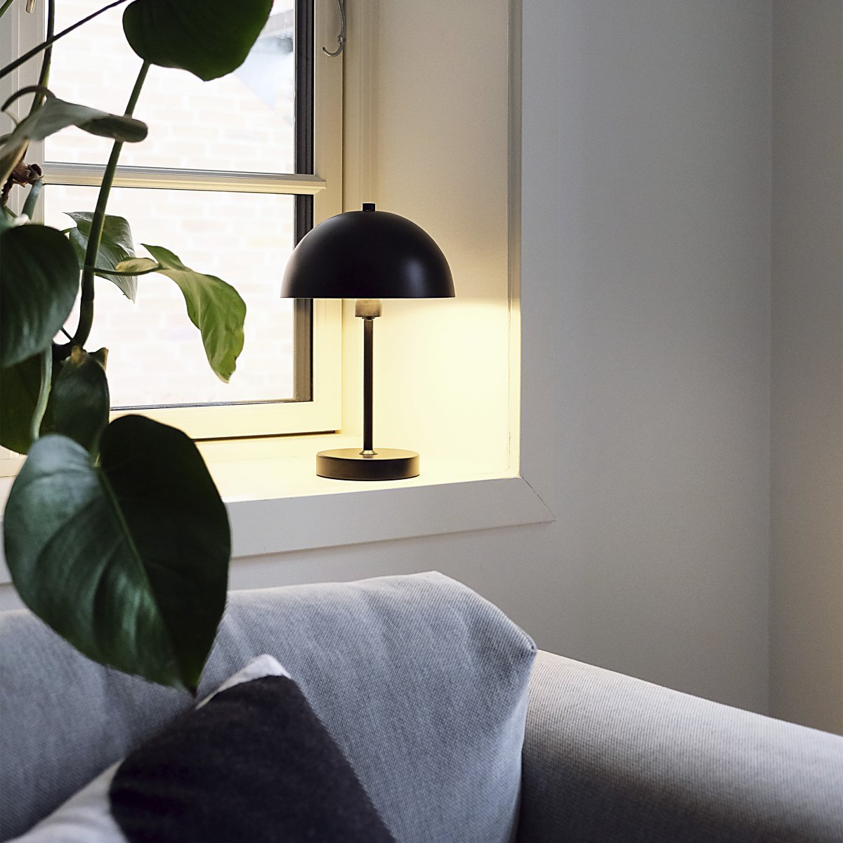 Stockholm 30cm Noir portable De Dyberg Larsen - La lampe de table LED Stockholm noire est une lampe rechargeable avec trois niveaux de luminosit&eacute; (100 %, 50 % et 25 %), id&eacute;ale pour une utilisation int&eacute;rieure et ext&eacute;rieure occasionnelle.