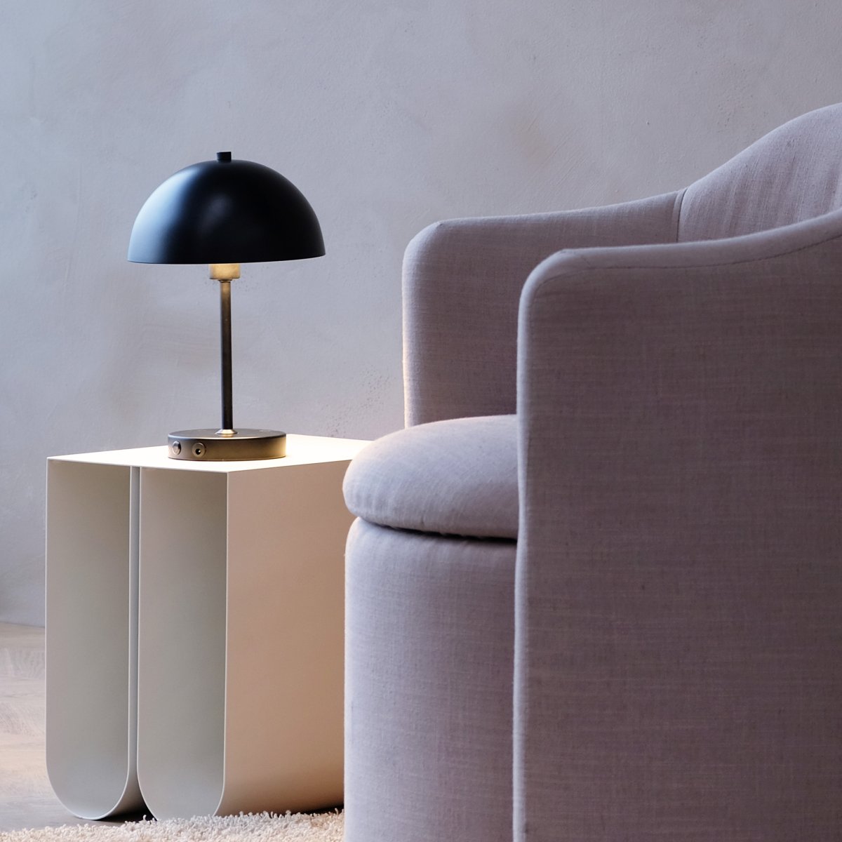 Stockholm 30cm Noir portable De Dyberg Larsen - La lampe de table LED Stockholm noire est une lampe rechargeable avec trois niveaux de luminosit&eacute; (100 %, 50 % et 25 %), id&eacute;ale pour une utilisation int&eacute;rieure et ext&eacute;rieure occasionnelle.