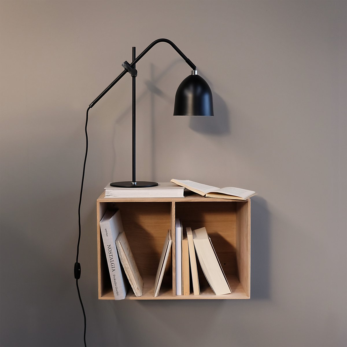 Easton 56cm Noir lampe de bureau De Dyberg Larsen - Les lampes sont en métal noir avec des détails chromés et ont une longueur de câble de 100 cm.