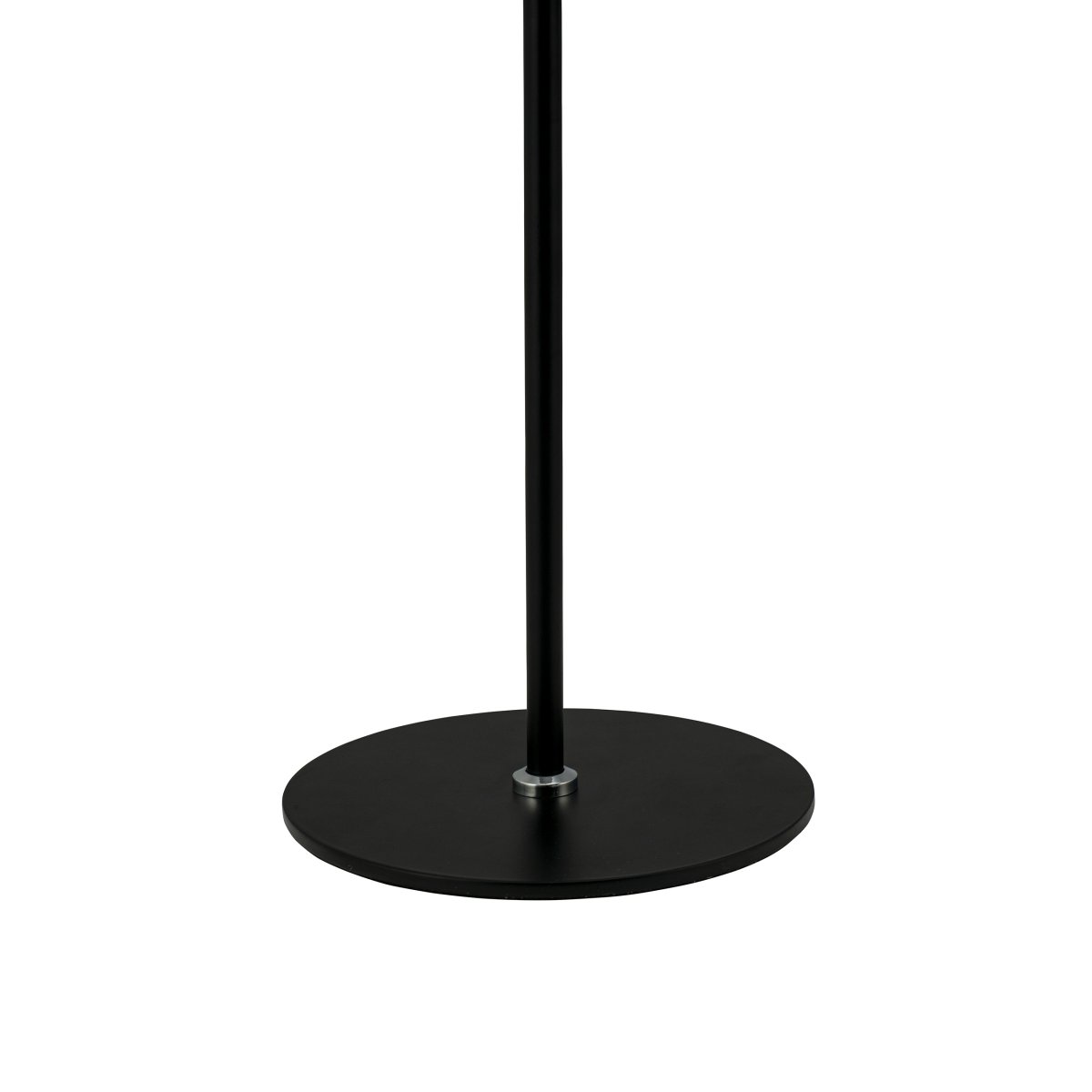 Easton 56cm Noir lampe de bureau De Dyberg Larsen - Les lampes sont en métal noir avec des détails chromés et ont une longueur de câble de 100 cm.