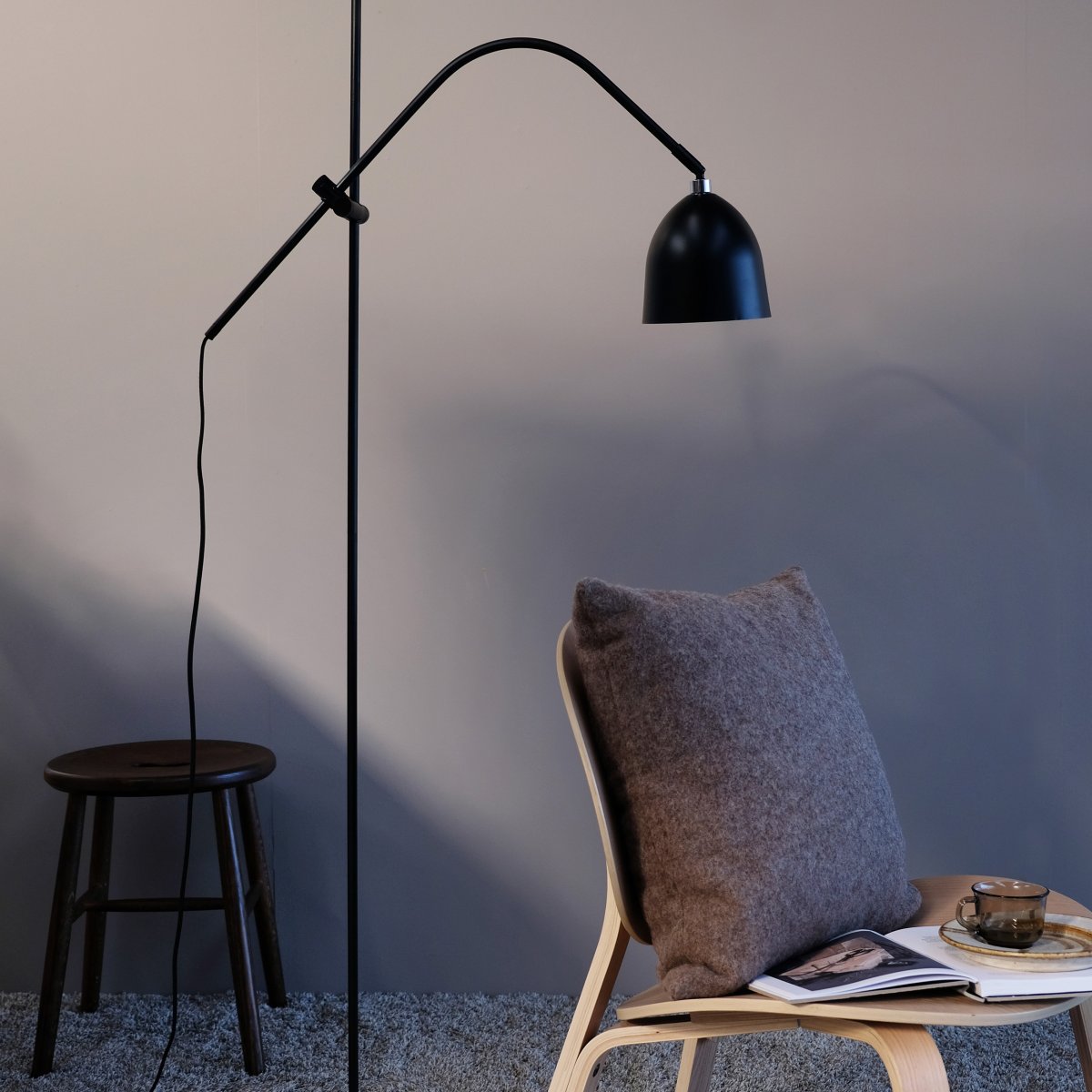 Easton Noir lampadaire De Dyberg Larsen - Élégant et flexible, il est le complément parfait à votre fauteuil préféré.