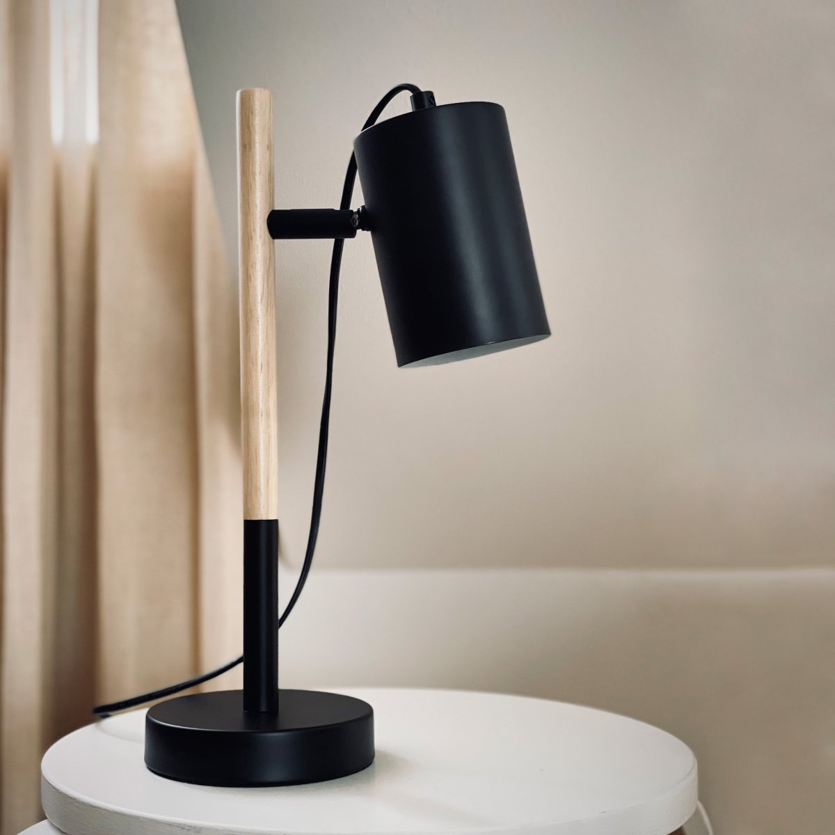 Woody 35cm Noir lampe de bureau De Dyberg Larsen - Le câble en tissu de 1,5 mètre de long avec interrupteur marche/arrêt pratique rend la lampe facile à utiliser et parfaite pour les bureaux et les tables de chevet.