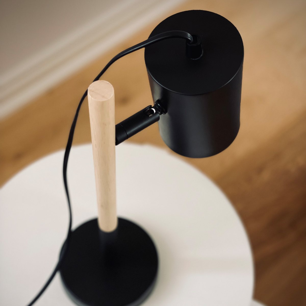 Woody 35cm Noir lampe de bureau De Dyberg Larsen - Le câble en tissu de 1,5 mètre de long avec interrupteur marche/arrêt pratique rend la lampe facile à utiliser et parfaite pour les bureaux et les tables de chevet.
