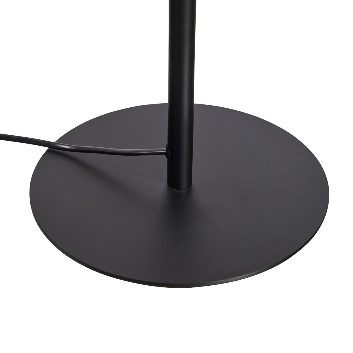 Carlo 2 Noir lampadaire De Dyberg Larsen - Il dispose d'une LED int&eacute;gr&eacute;e et d'un variateur continu contr&ocirc;l&eacute; par un bouton tactile.