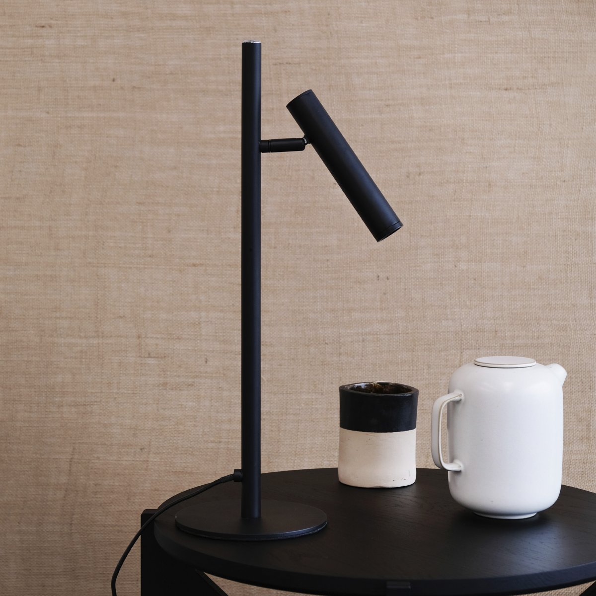 Carlo 48cm Noir lampe de bureau De Dyberg Larsen - La lampe de table Carlo est une lampe LED au design minimaliste et élégant.