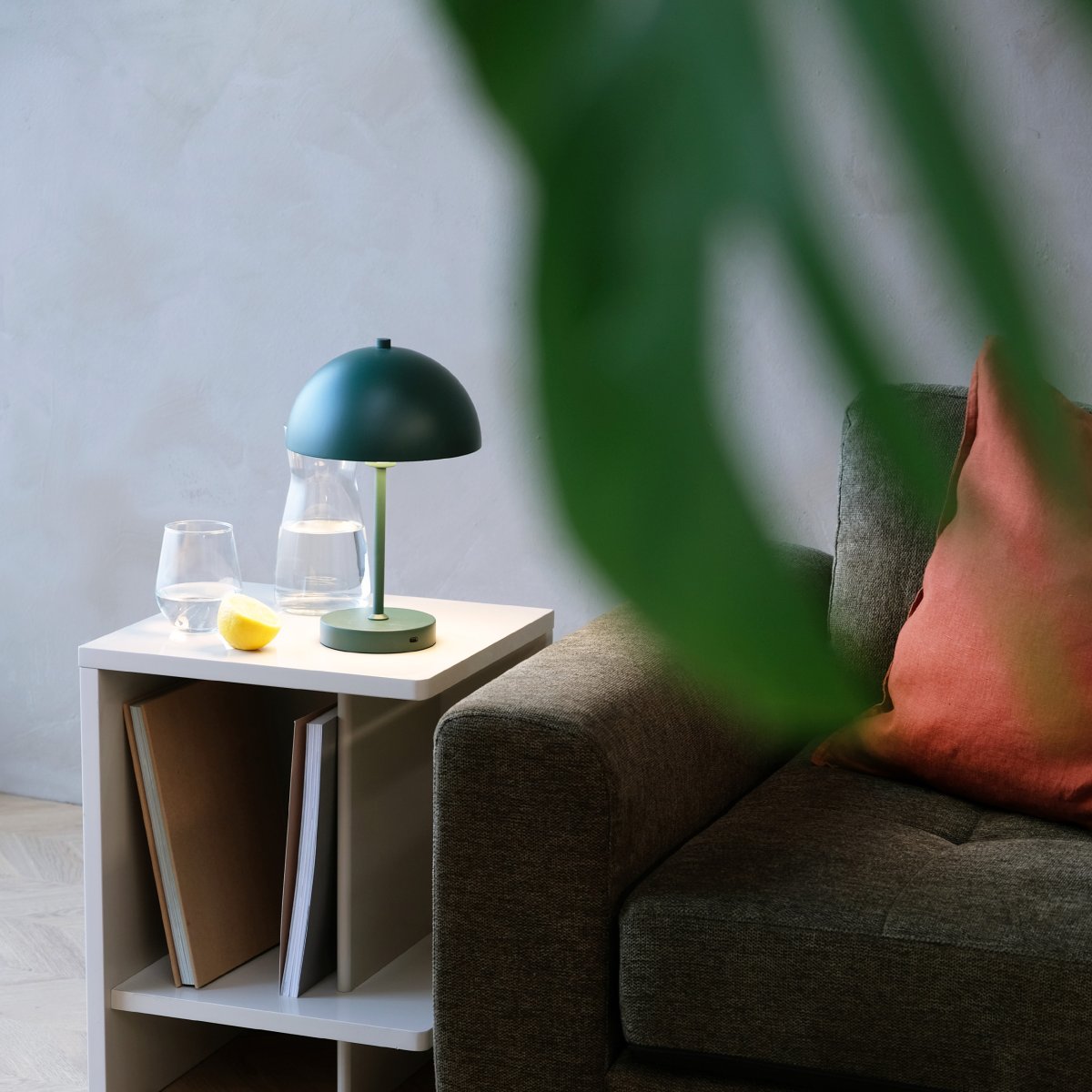 Stockholm 30cm Vert foncé portable De Dyberg Larsen - Lampe de table Stockholm verte &ndash; Une lampe rechargeable avec 3 niveaux de luminosit&eacute; (100 %, 50 % et 25 %) qui offre un &eacute;clairage flexible &agrave; l'int&eacute;rieur comme &agrave; l'ext&eacute;rieur.