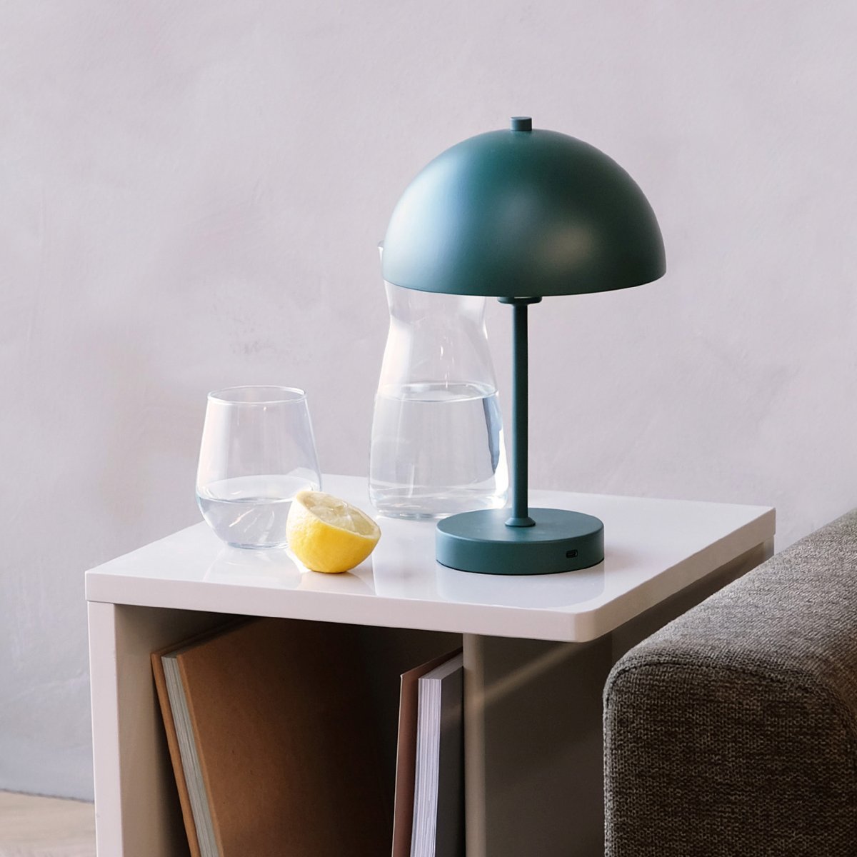 Stockholm 30cm Vert foncé portable De Dyberg Larsen - Lampe de table Stockholm verte &ndash; Une lampe rechargeable avec 3 niveaux de luminosit&eacute; (100 %, 50 % et 25 %) qui offre un &eacute;clairage flexible &agrave; l'int&eacute;rieur comme &agrave; l'ext&eacute;rieur.