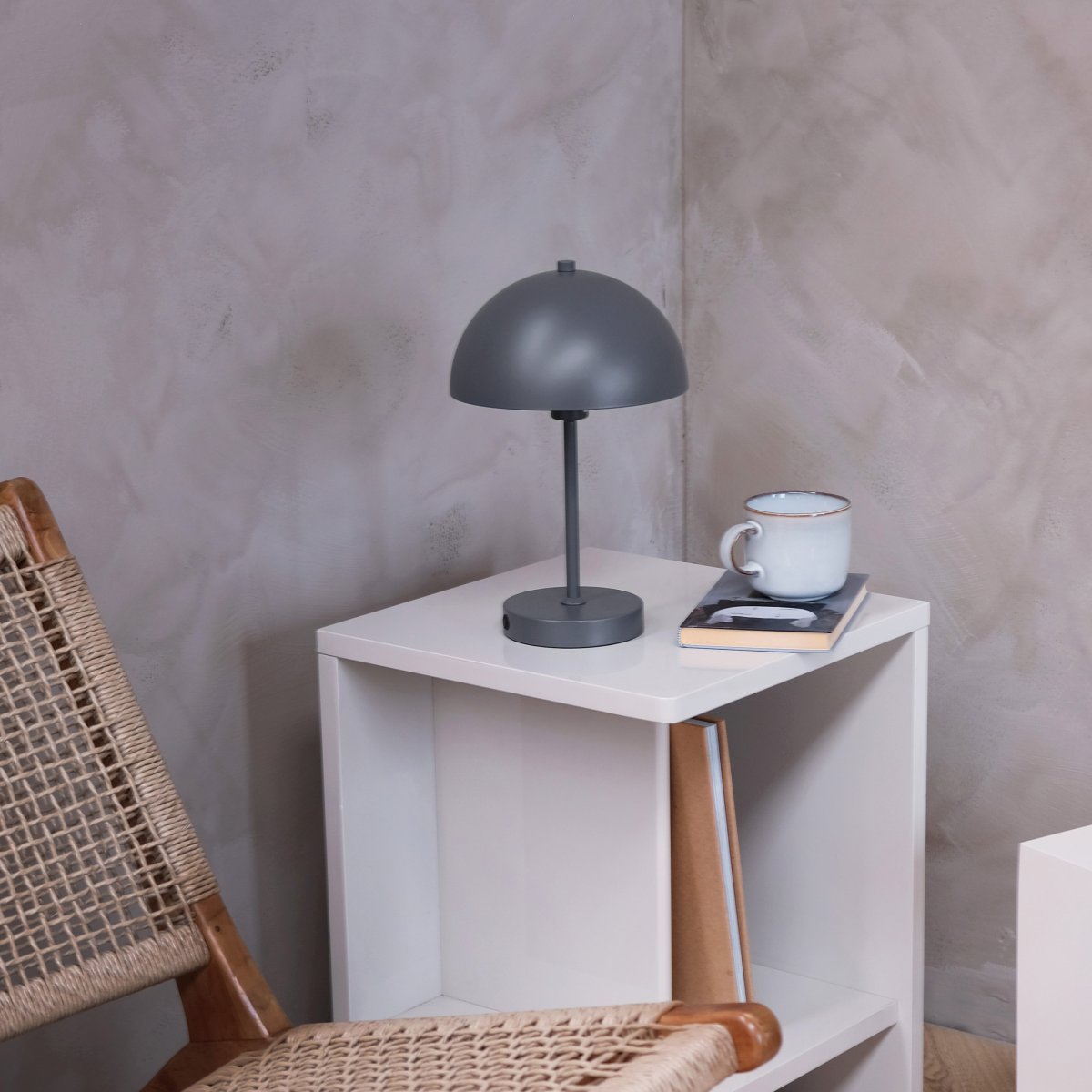 Stockholm 30cm Gris portable De Dyberg Larsen - Lampe de table Stockholm grise &ndash; Une lampe rechargeable avec 3 niveaux de luminosit&eacute; (100 %, 50 % et 25 %) qui offre un &eacute;clairage flexible &agrave; l'int&eacute;rieur comme &agrave; l'ext&eacute;rieur.