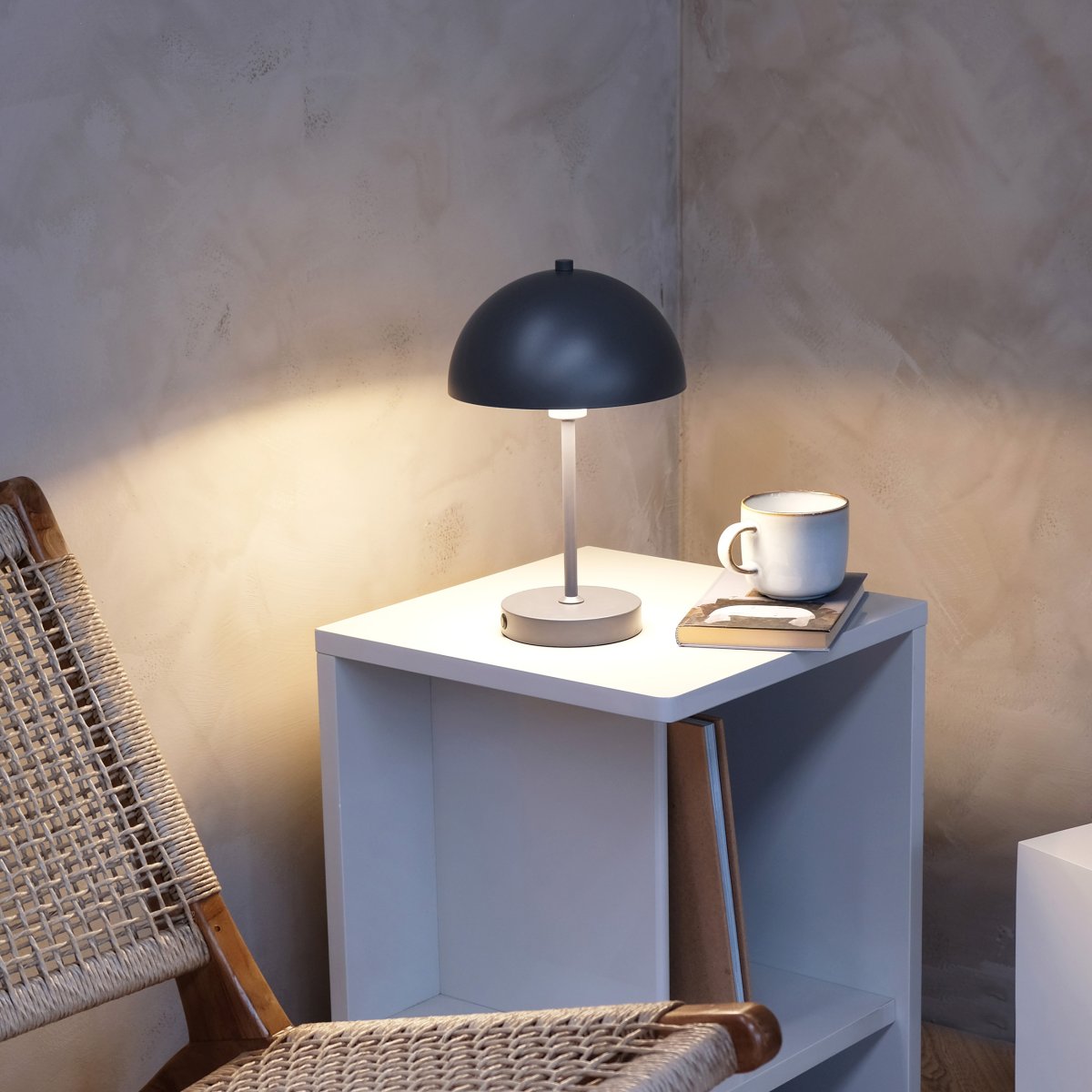 Stockholm 30cm Gris portable De Dyberg Larsen - Lampe de table Stockholm grise &ndash; Une lampe rechargeable avec 3 niveaux de luminosit&eacute; (100 %, 50 % et 25 %) qui offre un &eacute;clairage flexible &agrave; l'int&eacute;rieur comme &agrave; l'ext&eacute;rieur.
