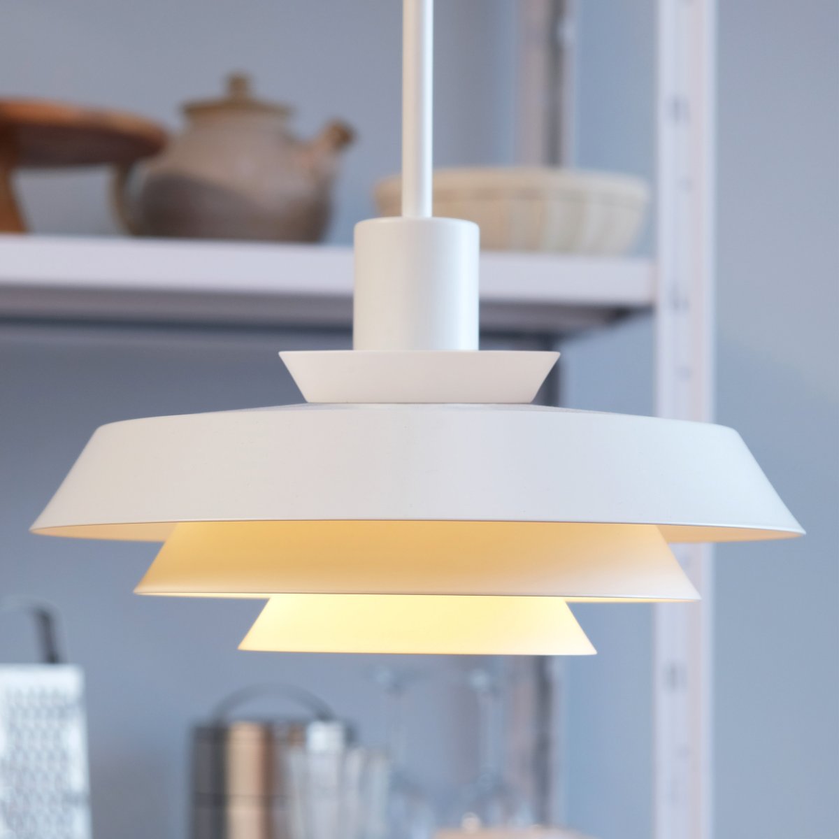 DL30 Ø30 Blanc suspension De Dyberg Larsen - Am&eacute;liorez votre &eacute;clairage au-dessus de la table &agrave; manger, dans la cuisine, le couloir ou toute autre pi&egrave;ce et profitez du minimalisme scandinave et d'une lumi&egrave;re chaleureuse et cosy avec la suspension DL30.