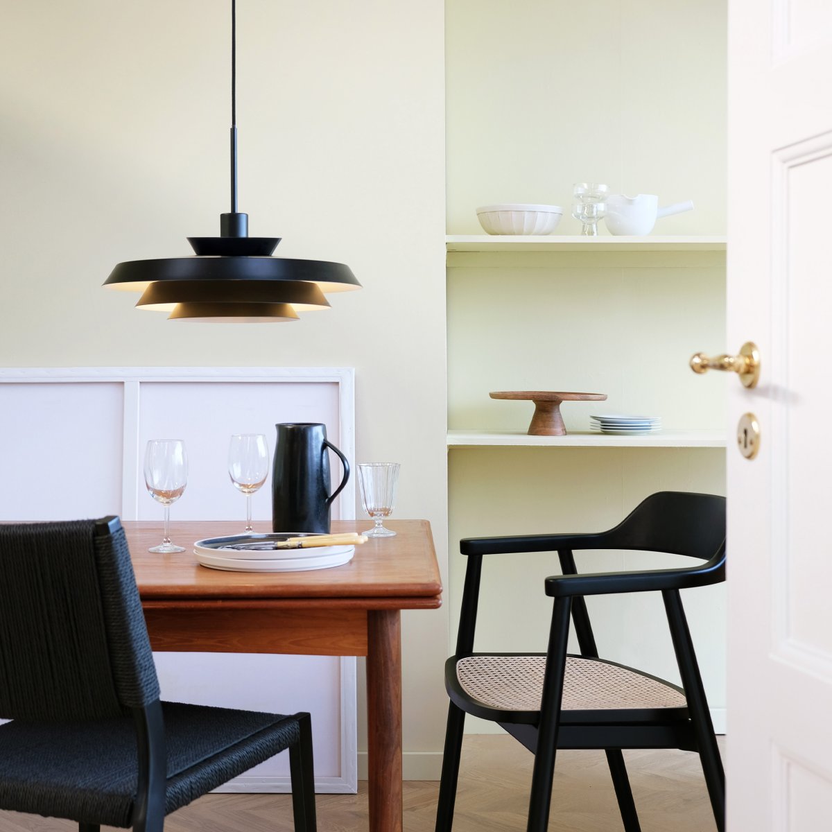 DL44 Ø44 Noir suspension De Dyberg Larsen - Am&eacute;liorez votre &eacute;clairage au-dessus de la table &agrave; manger, dans la cuisine, dans le couloir ou dans n'importe quelle pi&egrave;ce et profitez du minimalisme scandinave et d'une lumi&egrave;re chaleureuse et accueillante avec la suspension DL44.