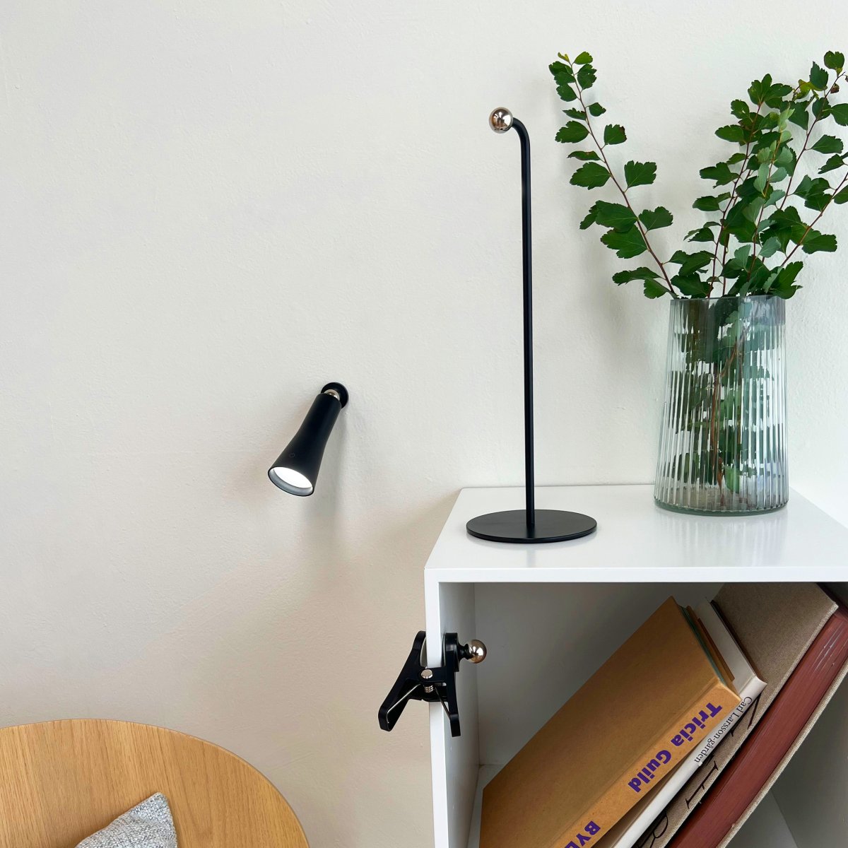 4 In One 38cm Noir lampe de bureau De Dyberg Larsen - La lampe peut être montée comme lampe de table, lampe à pince ou lampe murale, la tête de lampe étant fixée avec un aimant.