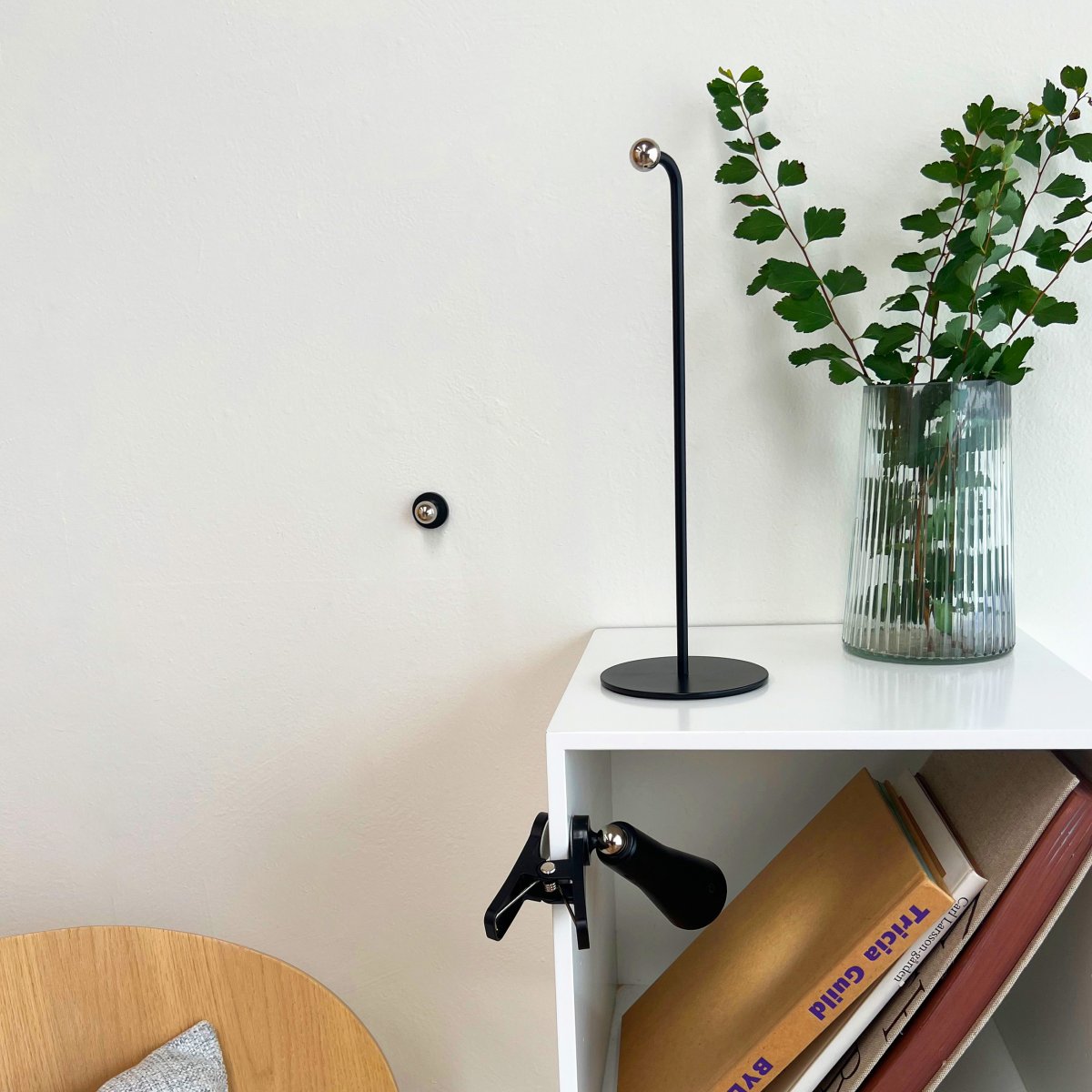 4 In One 38cm Noir lampe de bureau De Dyberg Larsen - La lampe peut être montée comme lampe de table, lampe à pince ou lampe murale, la tête de lampe étant fixée avec un aimant.