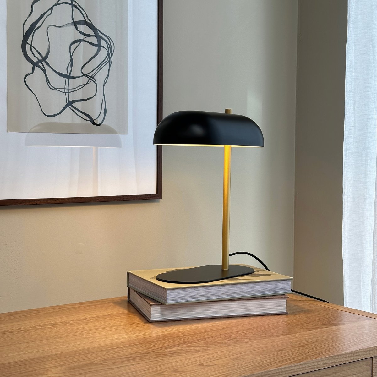 Arch 36cm Laiton lampe de table De Dyberg Larsen - La lampe de table Arch est un hommage à la simplicité et à la qualité – une fusion du design danois et de la fonctionnalité.