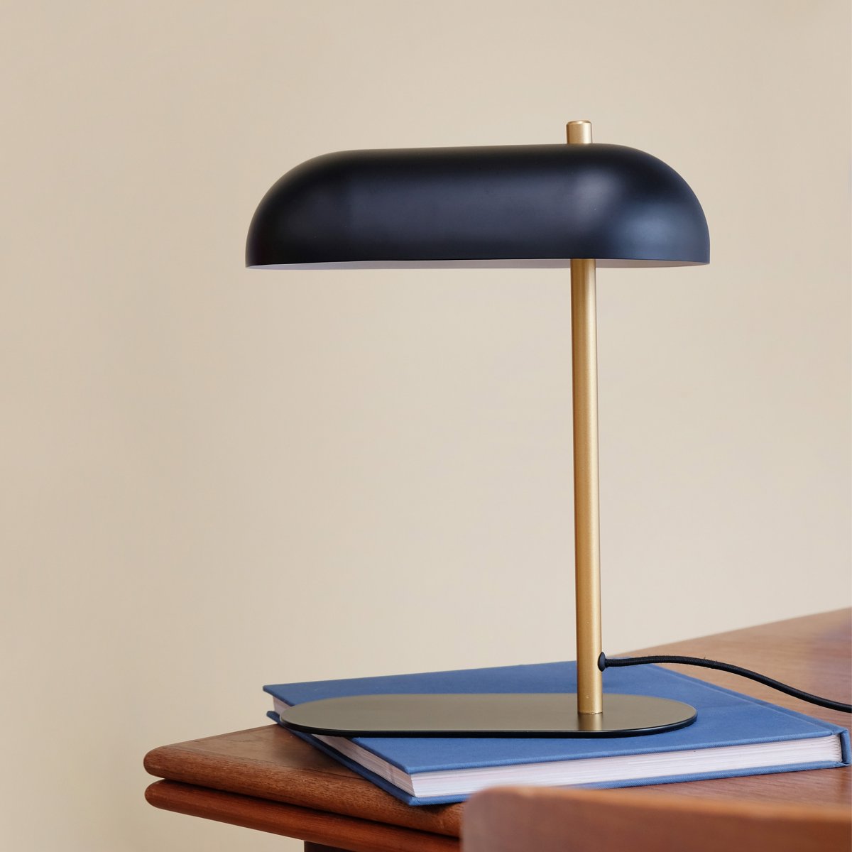 Arch 36cm Laiton lampe de table De Dyberg Larsen - La lampe de table Arch est un hommage à la simplicité et à la qualité – une fusion du design danois et de la fonctionnalité.