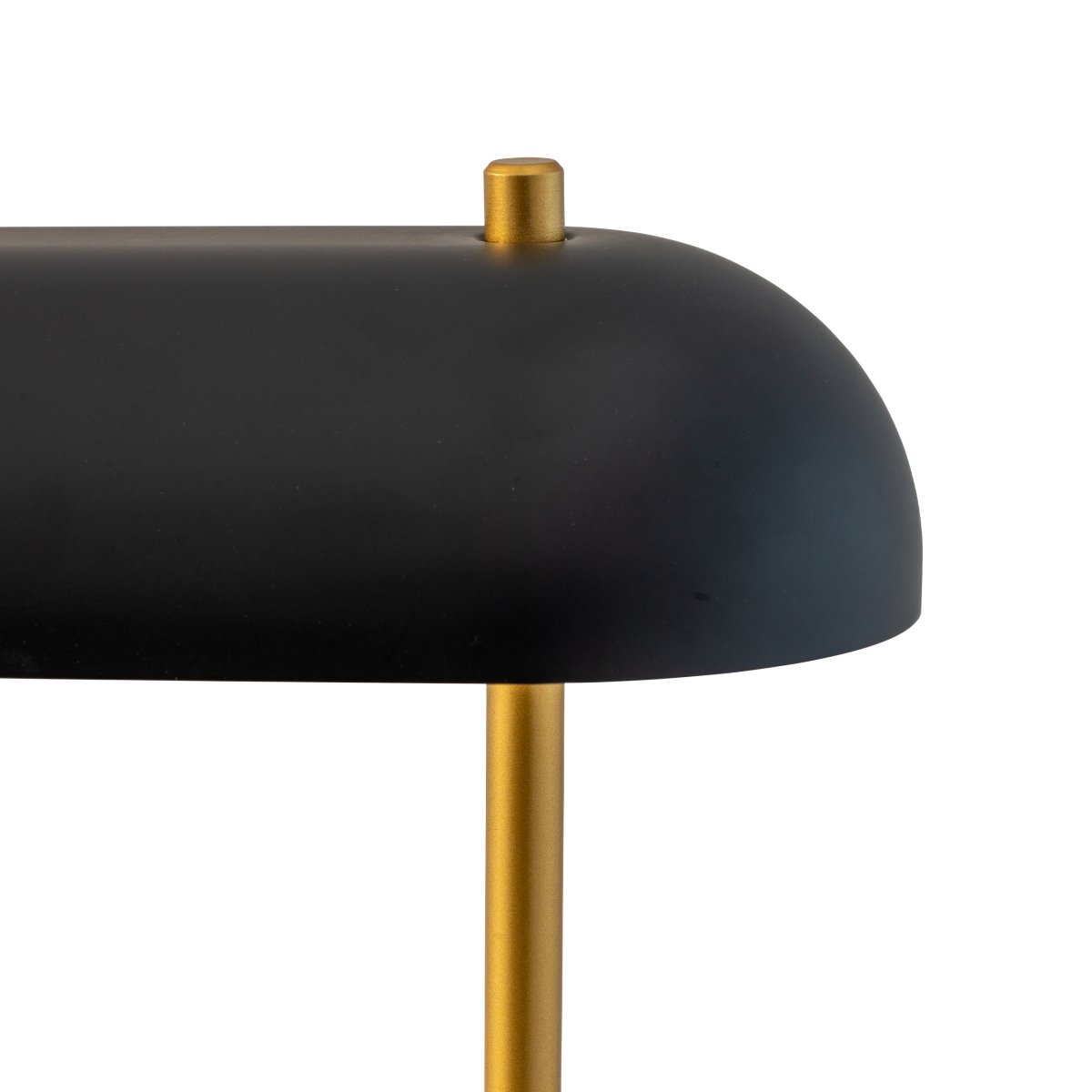 Arch 36cm Laiton lampe de table De Dyberg Larsen - La lampe de table Arch est un hommage à la simplicité et à la qualité – une fusion du design danois et de la fonctionnalité.