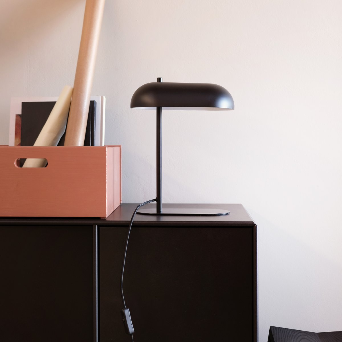 Arch 36cm Noir mat lampe de table De Dyberg Larsen - La lampe de table Arch est un hommage à la simplicité et à la qualité – une fusion du design danois et de la fonctionnalité.